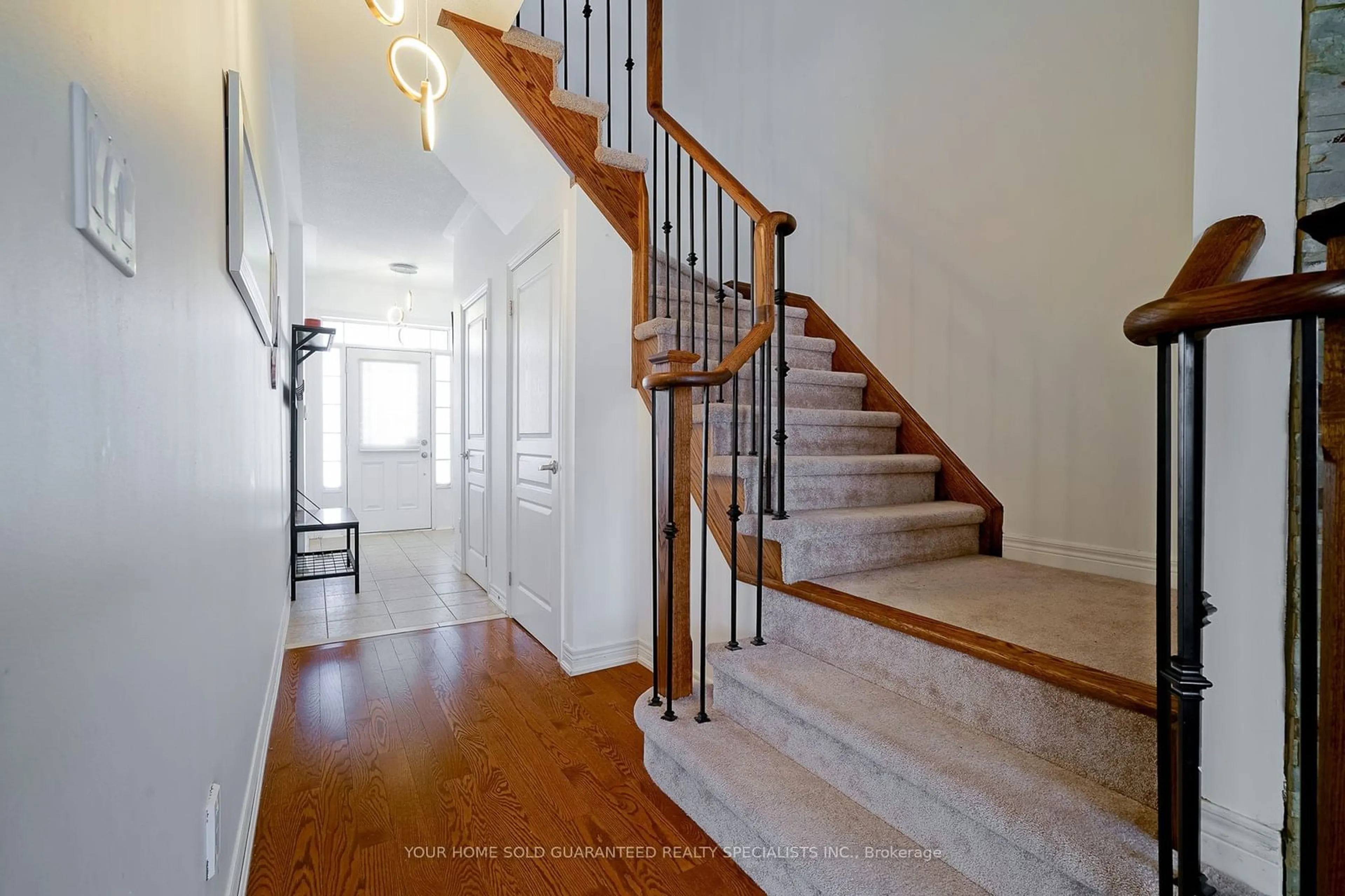 Indoor foyer for 10 Beechener St, Georgina Ontario L0E 1R0