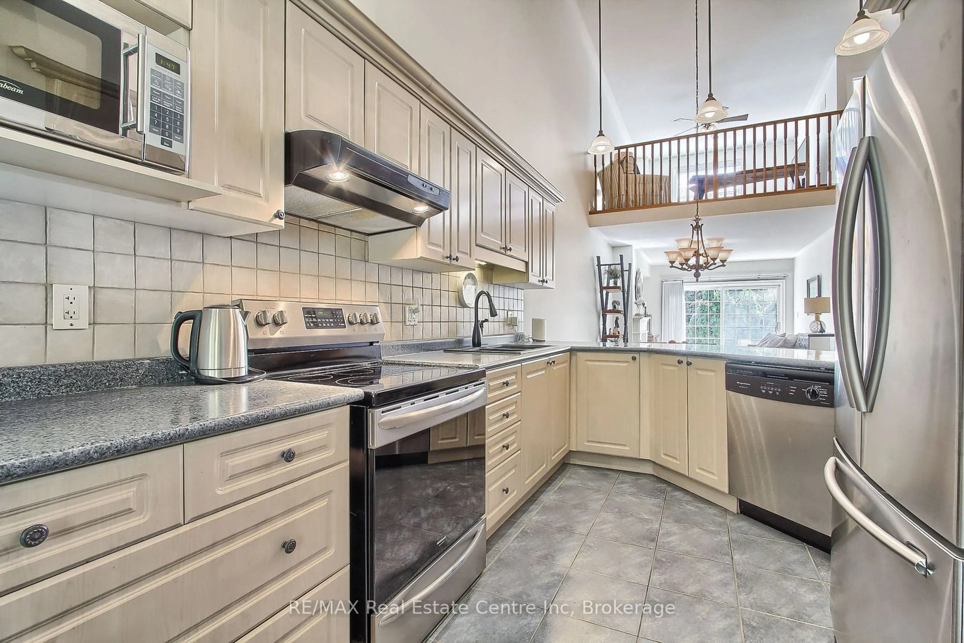 Open concept kitchen, ceramic/tile floor for 372 Terry Carter Cres #36, Newmarket Ontario L3Y 9G1