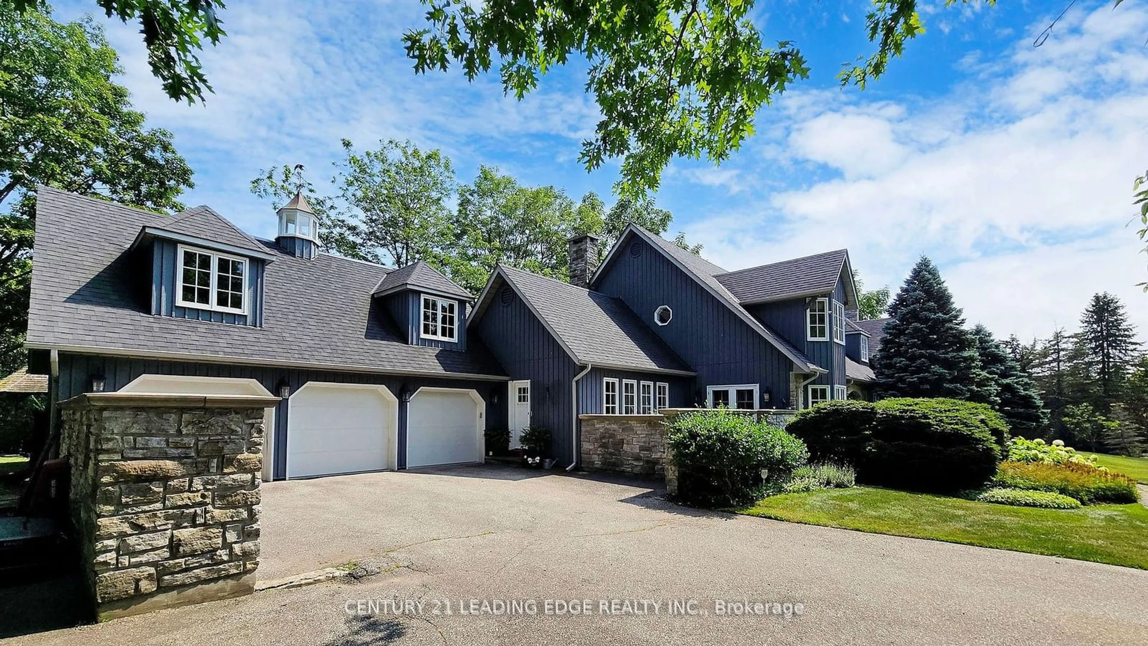 A pic from outside/outdoor area/front of a property/back of a property/a pic from drone, street for 23 Walnut Glen Pl, Markham Ontario L6C 1A3