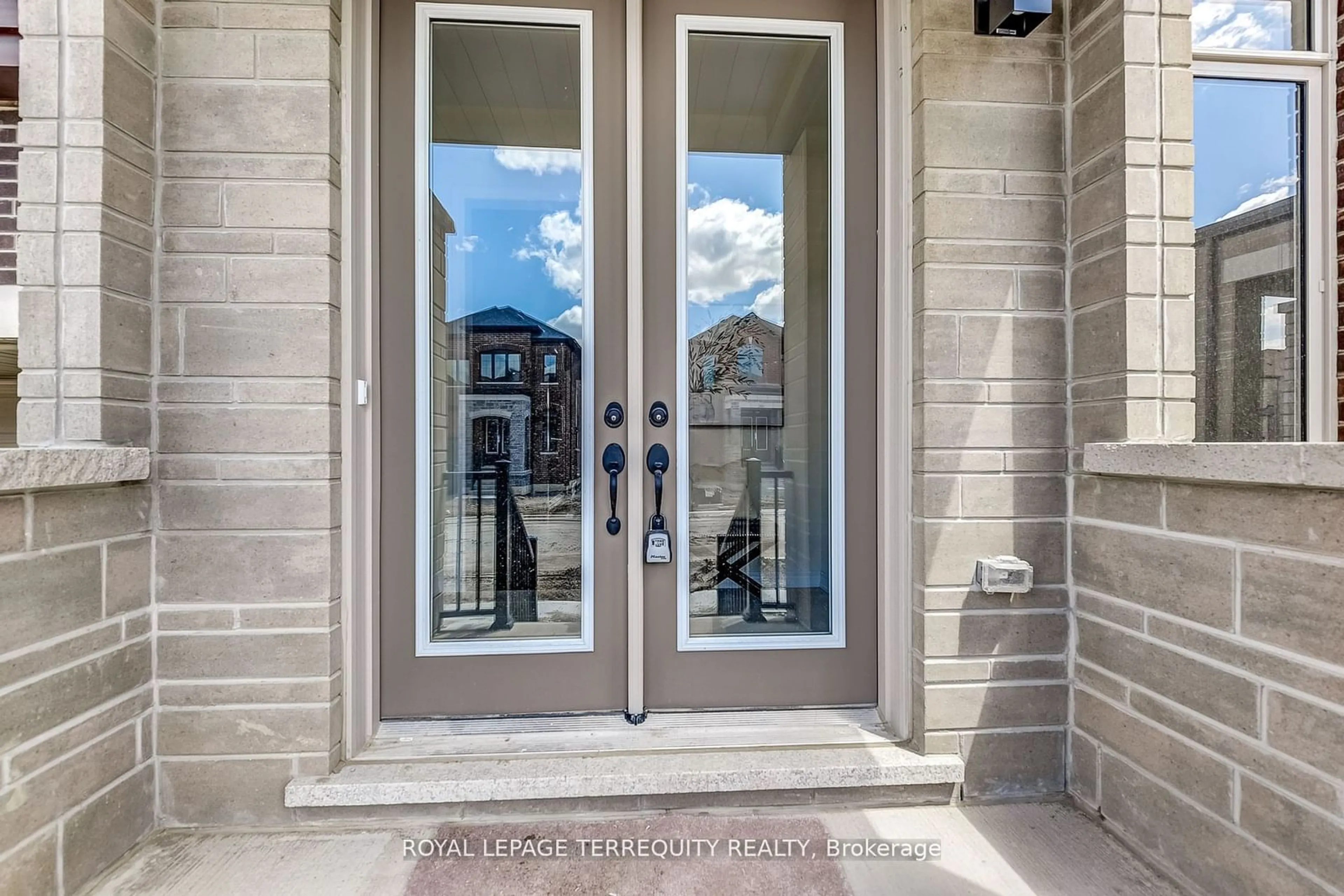 Indoor entryway for 302 Wesmina Ave, Whitchurch-Stouffville Ontario L4A 5C2