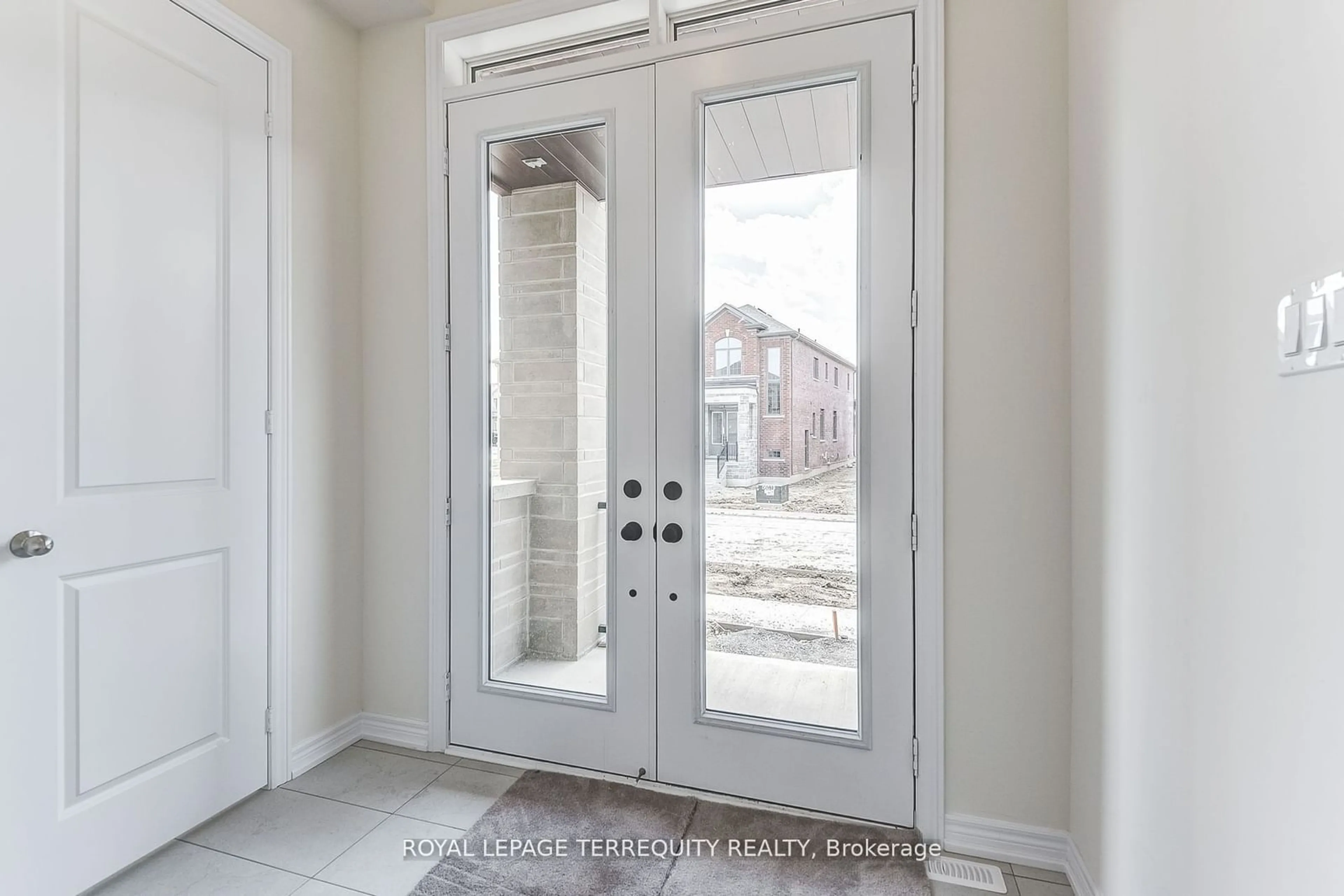 Indoor entryway for 302 Wesmina Ave, Whitchurch-Stouffville Ontario L4A 5C2