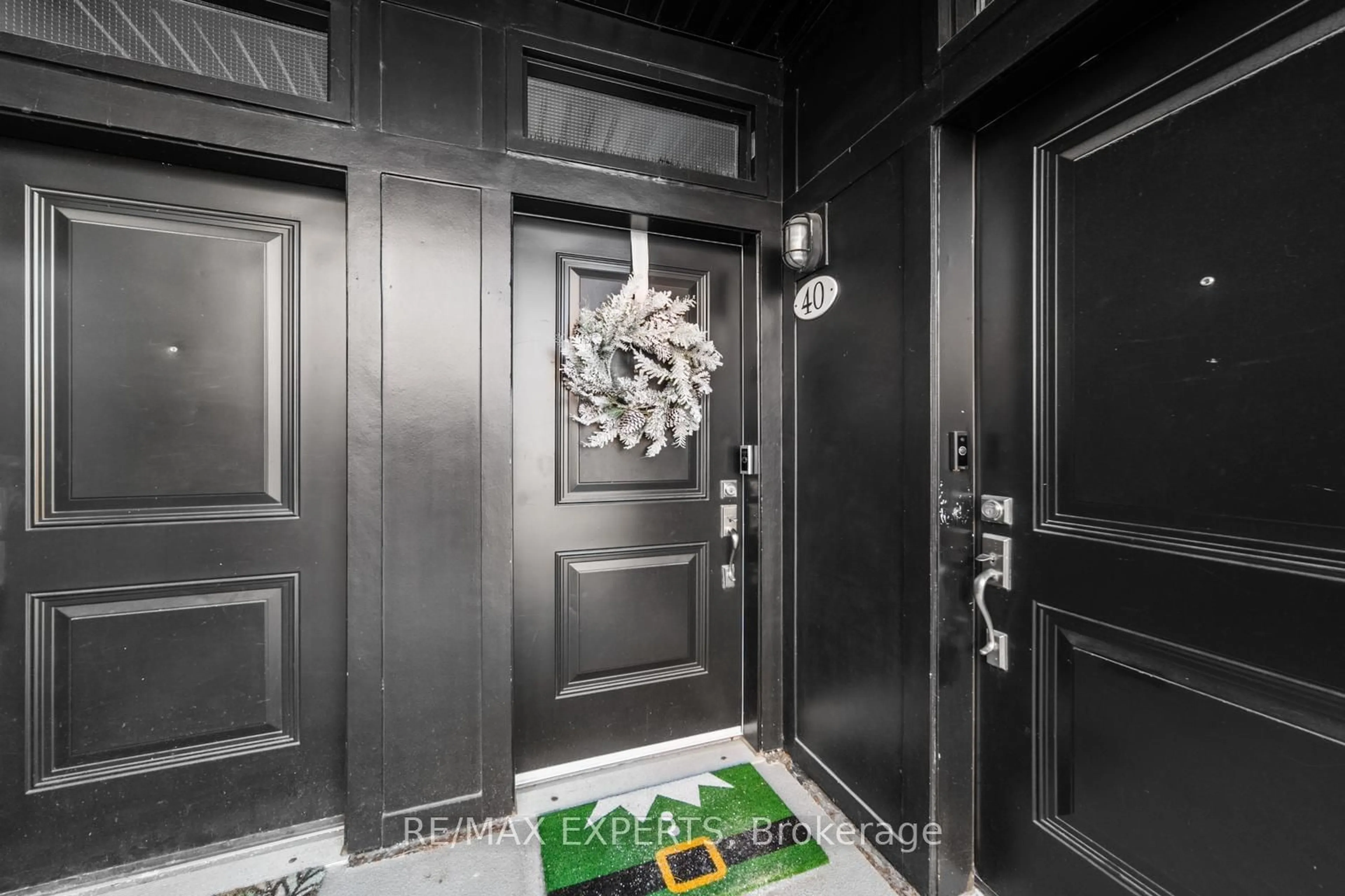 Indoor entryway for 8167 Kipling Ave #40, Vaughan Ontario L4L 0G4