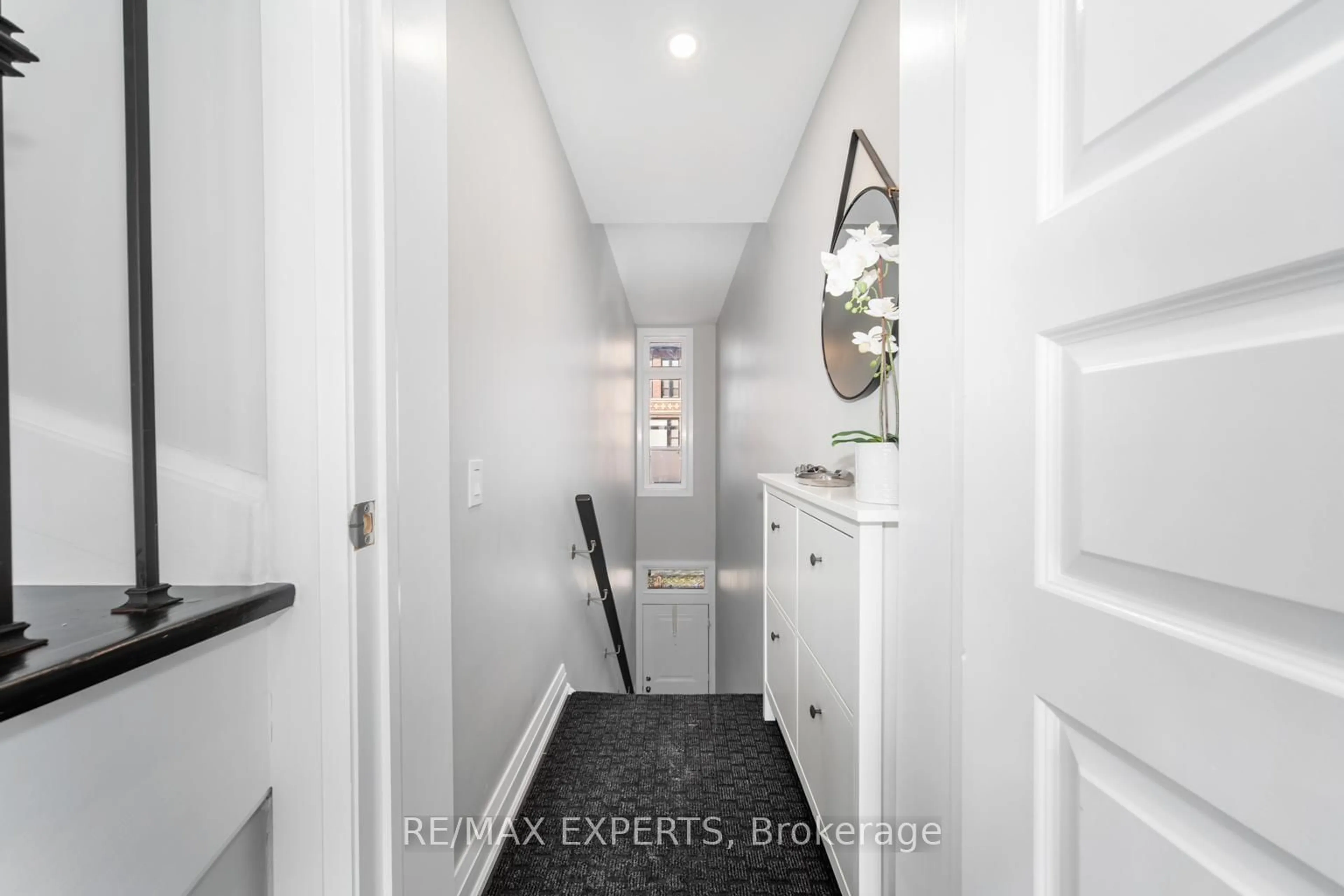 Indoor entryway for 8167 Kipling Ave #40, Vaughan Ontario L4L 0G4