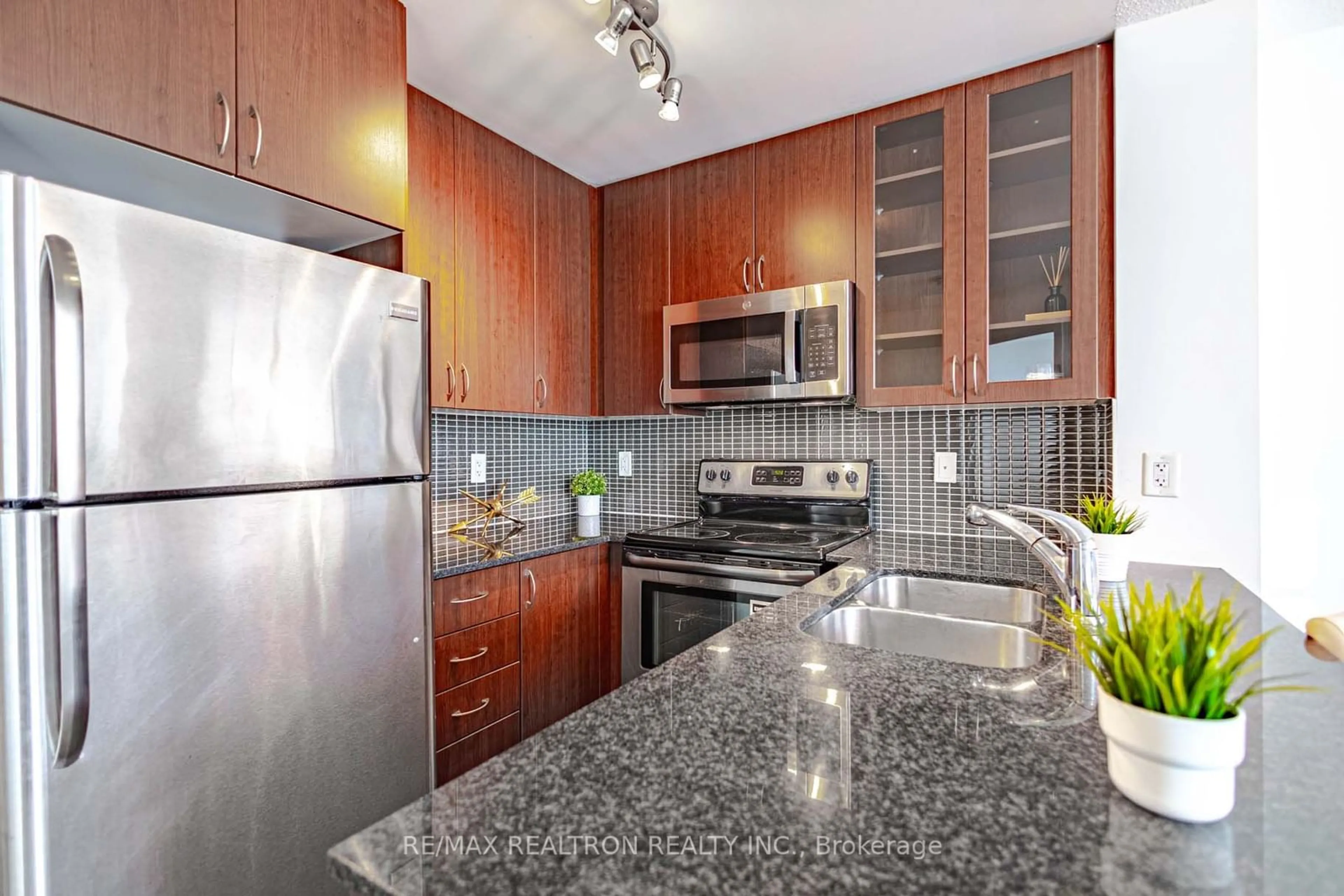 Standard kitchen, unknown for 75 Norman Bethune Ave #110, Richmond Hill Ontario L4B 0B6