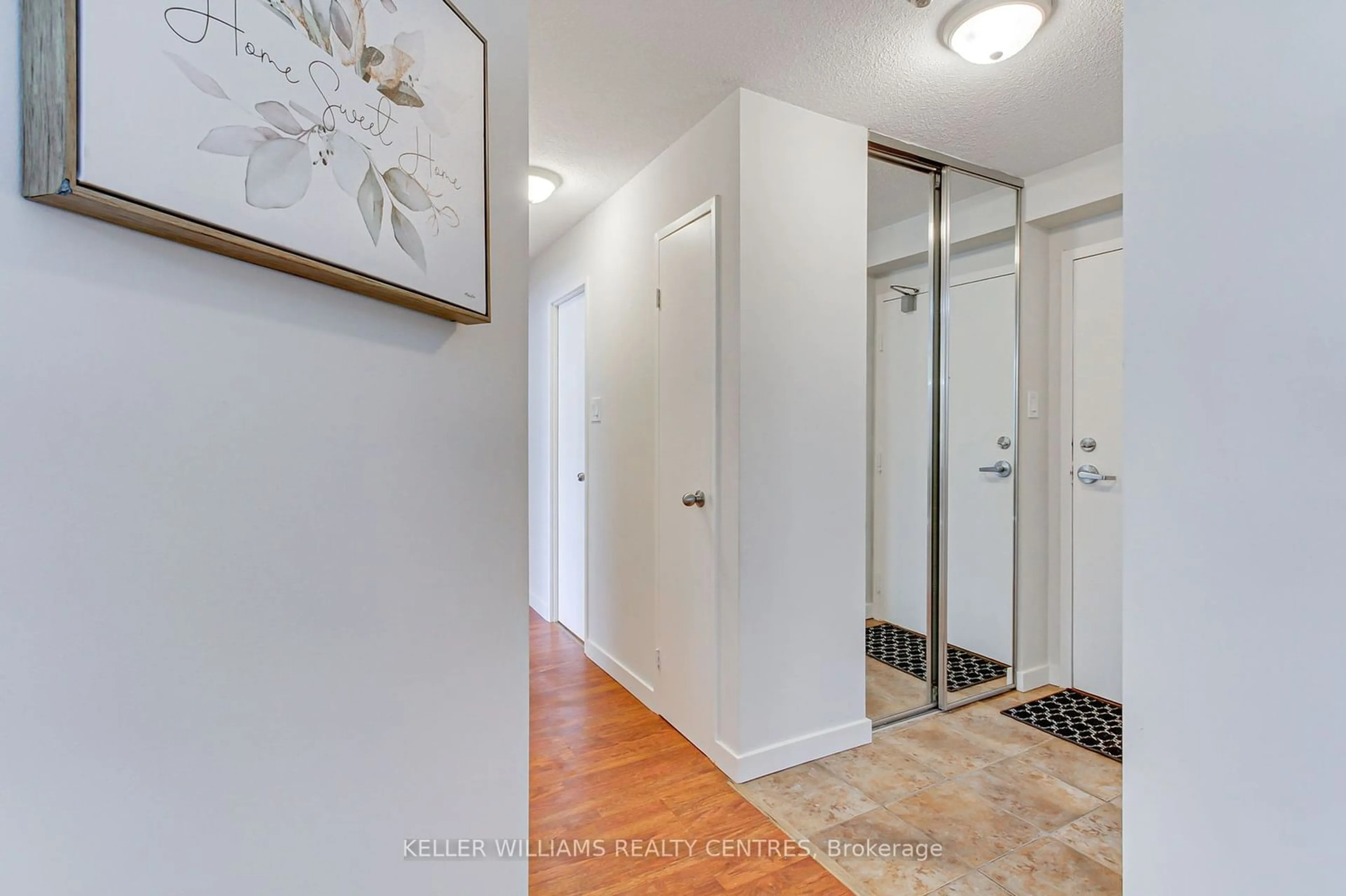 Indoor entryway for 260 Davis Dr #202, Newmarket Ontario L3Y 7C3