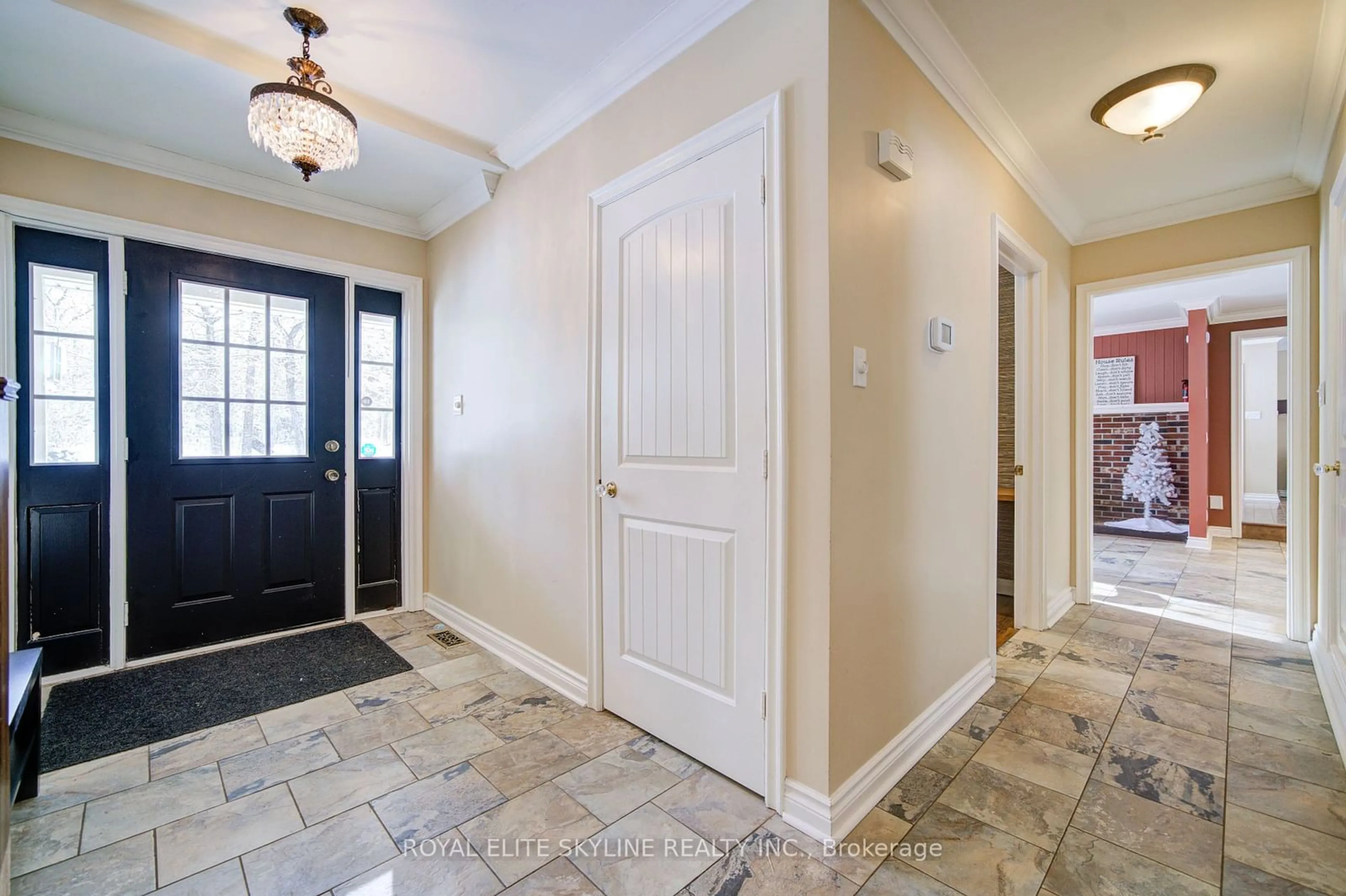 Indoor entryway for 4636 Cherry St, Whitchurch-Stouffville Ontario L4A 7X4