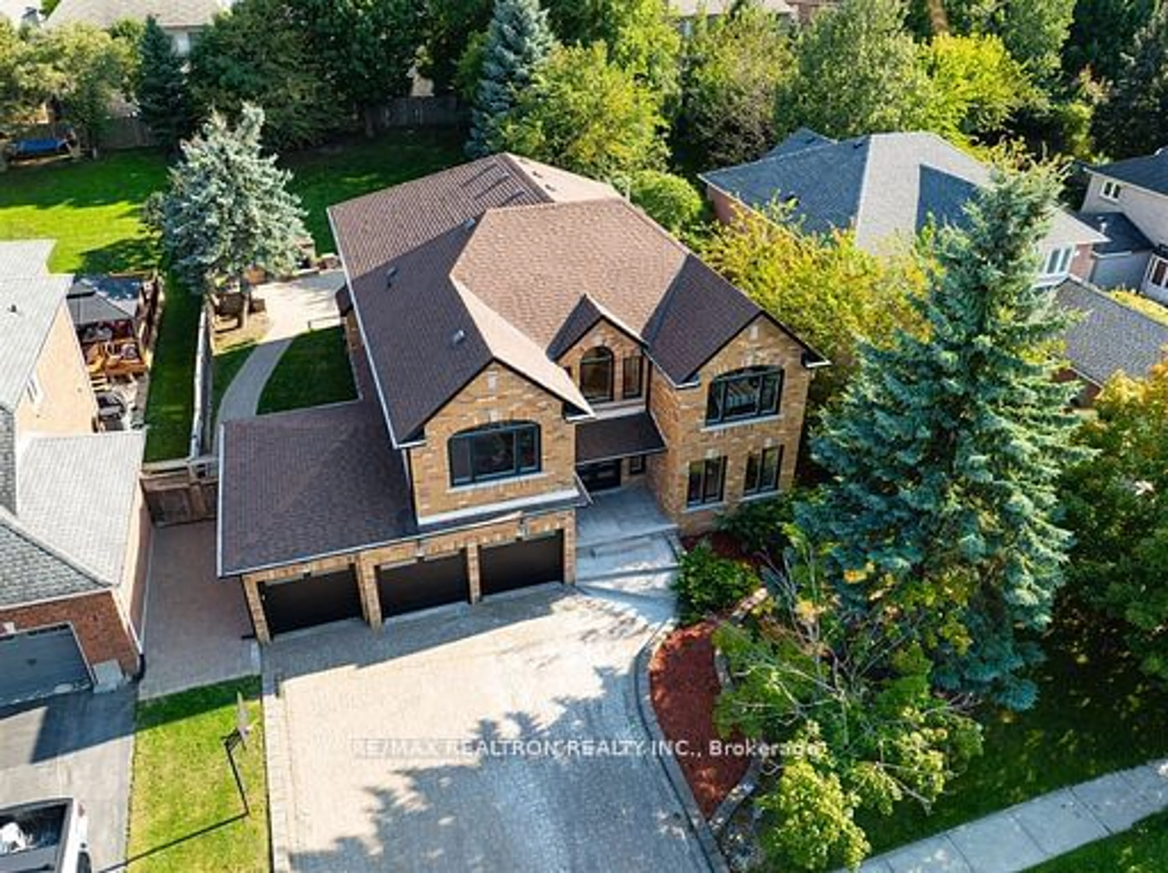 A pic from outside/outdoor area/front of a property/back of a property/a pic from drone, street for 622 Lyman Blvd, Newmarket Ontario L3X 1V9