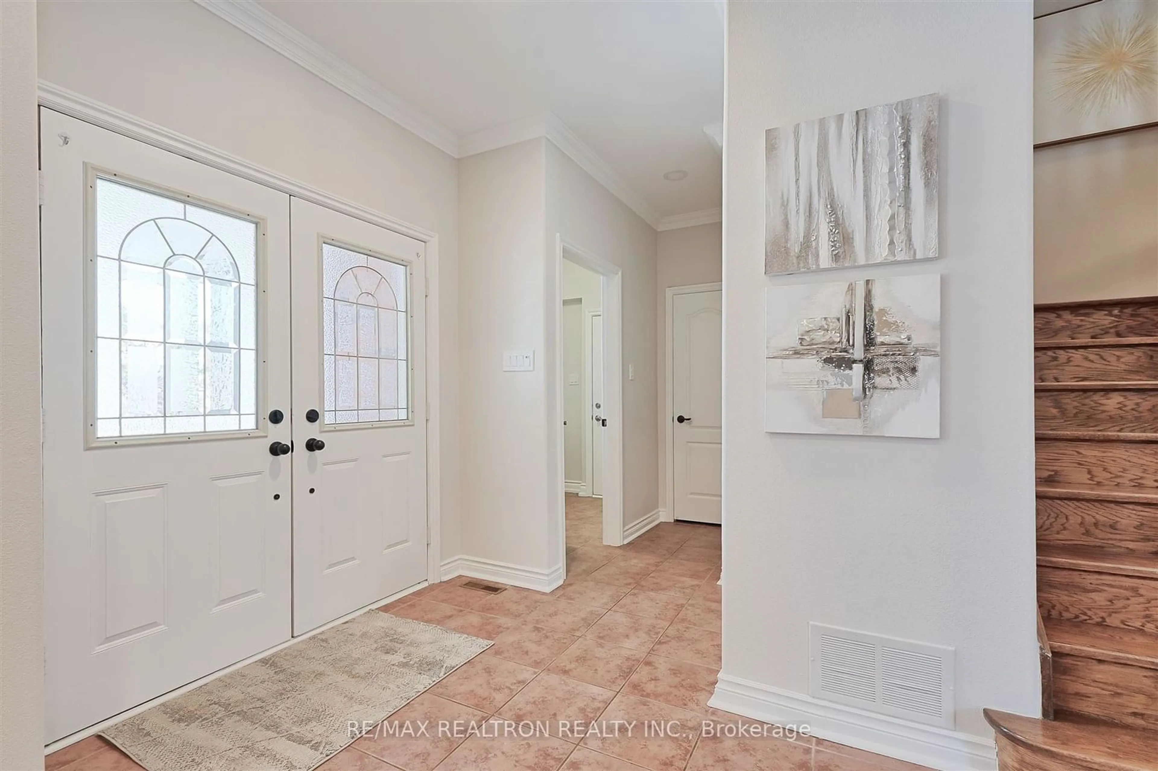 Indoor entryway for 659 Mariner Lane, Newmarket Ontario L3X 1L6