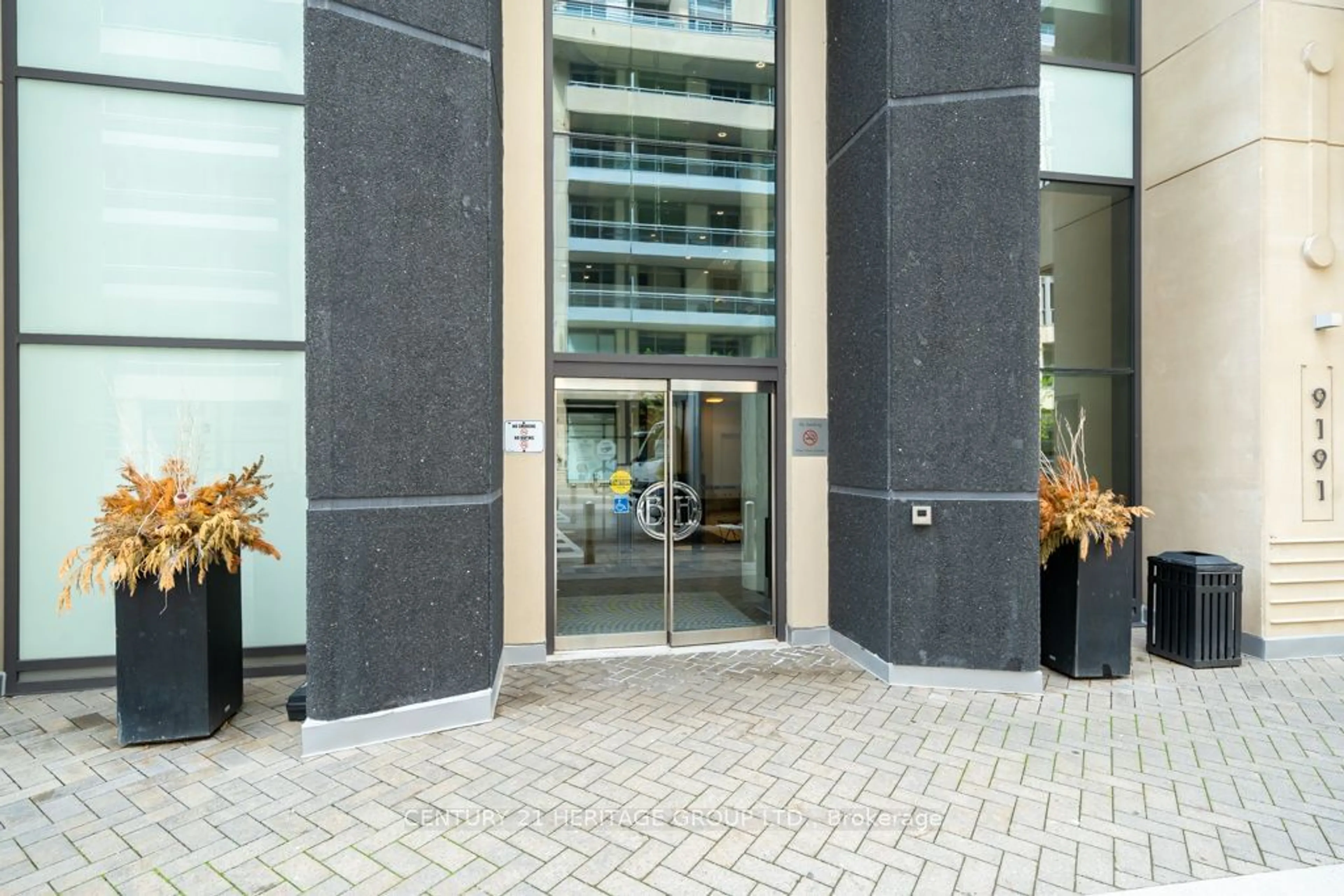 Indoor foyer for 9191 Yonge St #SW-805, Richmond Hill Ontario L4C 1E2