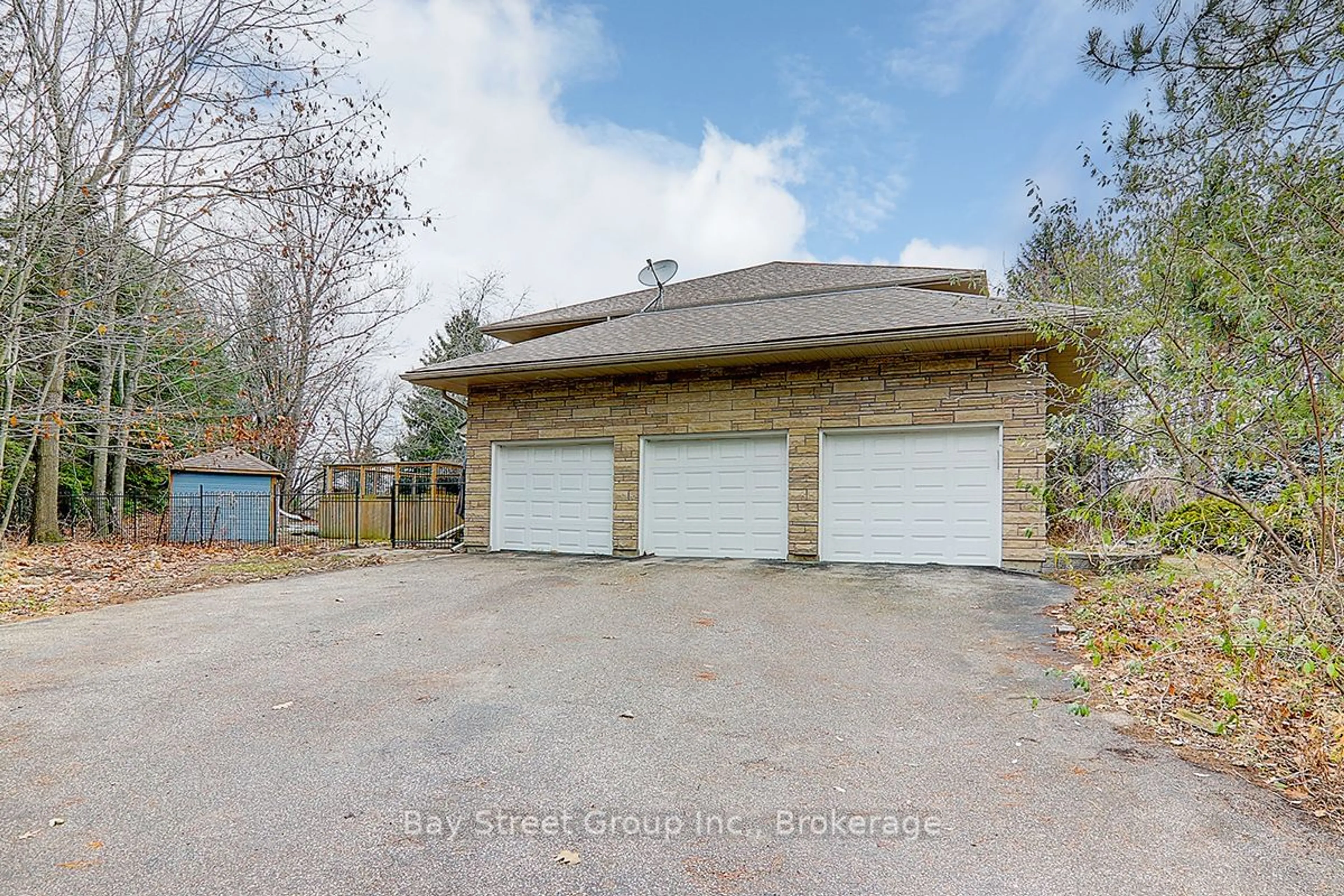 Indoor garage for 8 Bristol Sands Cres, Uxbridge Ontario L4A 7X4