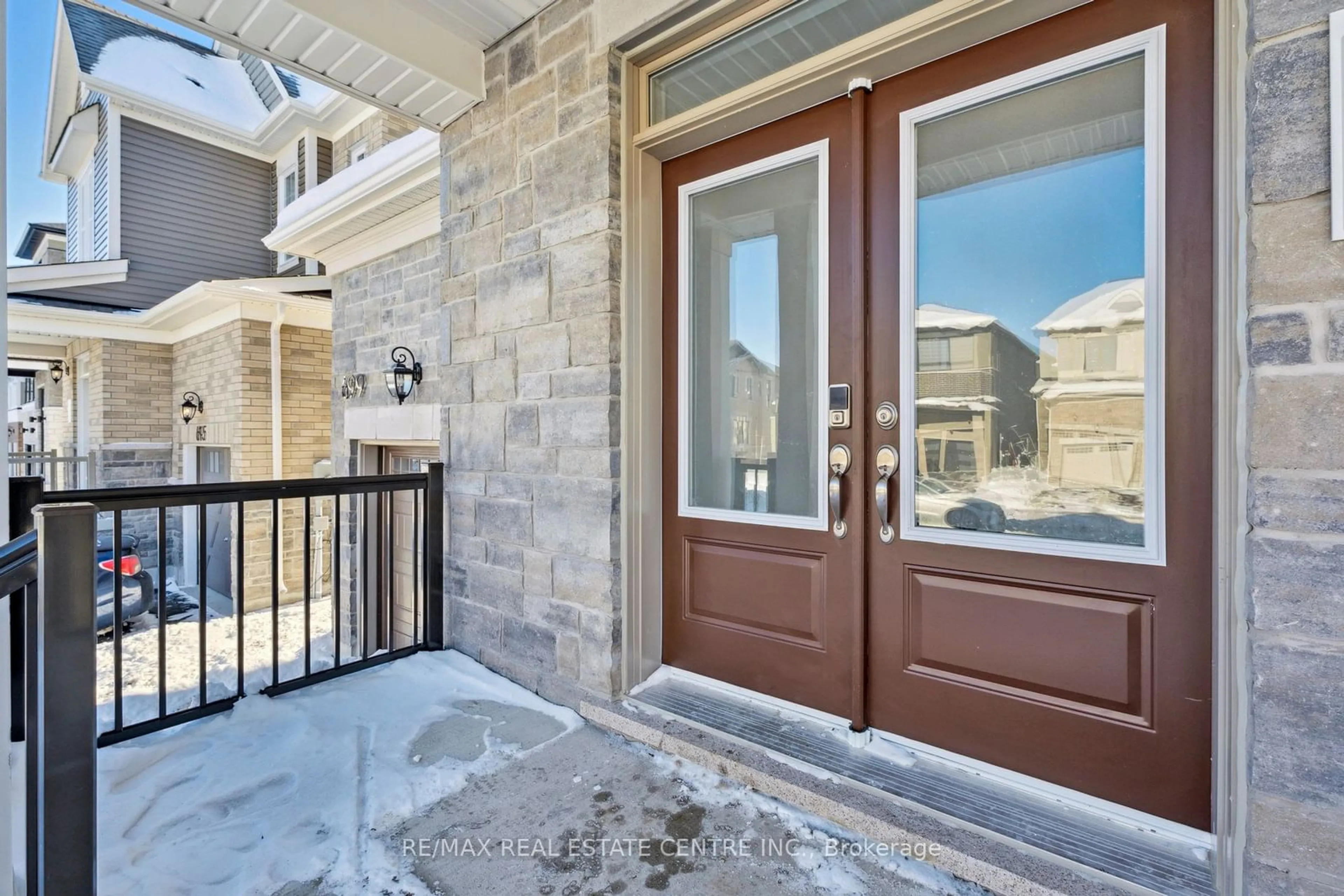 Indoor entryway for 699 Newlove St, Innisfil Ontario L9S 0R8