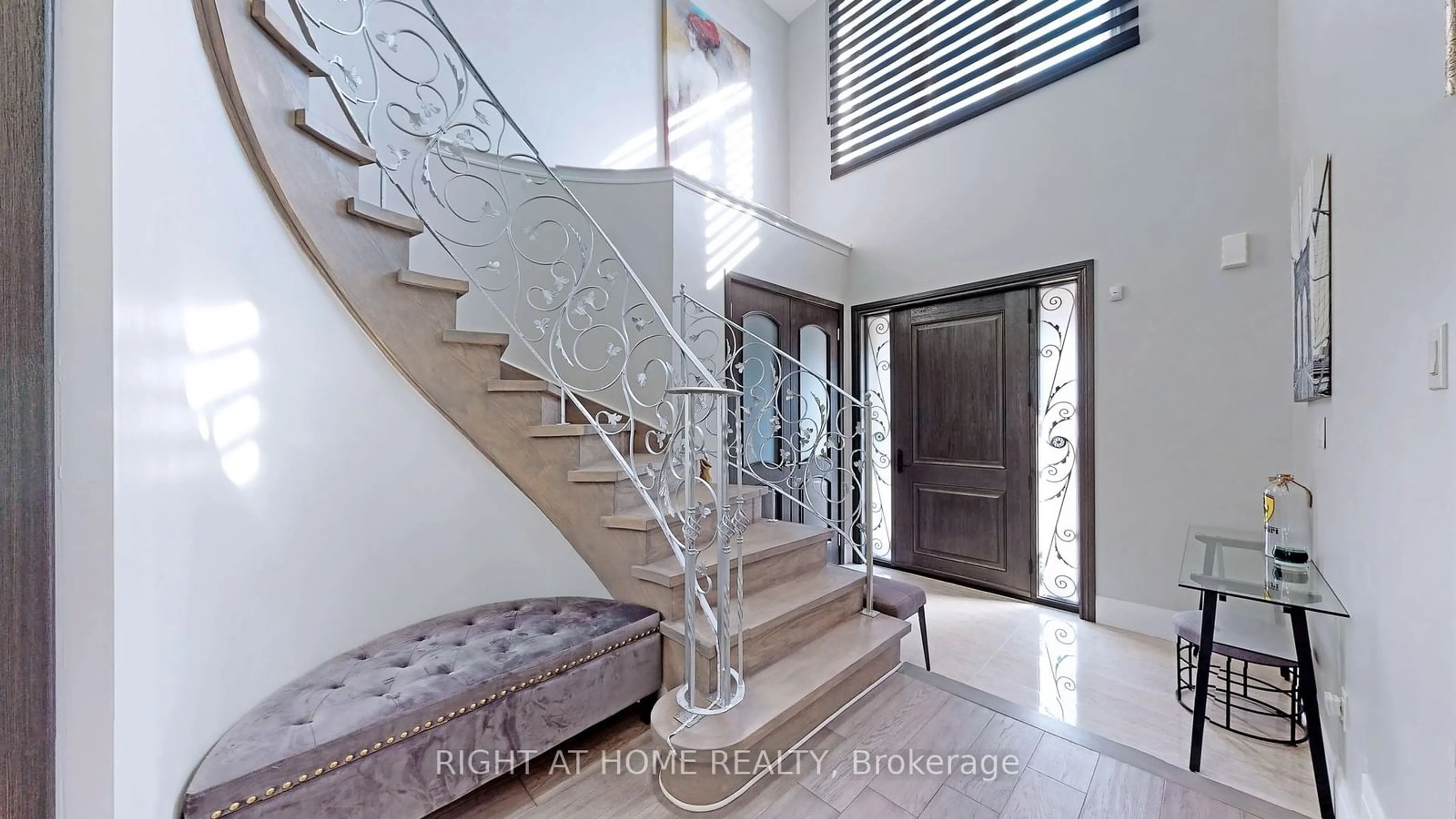 Indoor foyer for 20 Ironbark Crt, Vaughan Ontario L6A 4S6