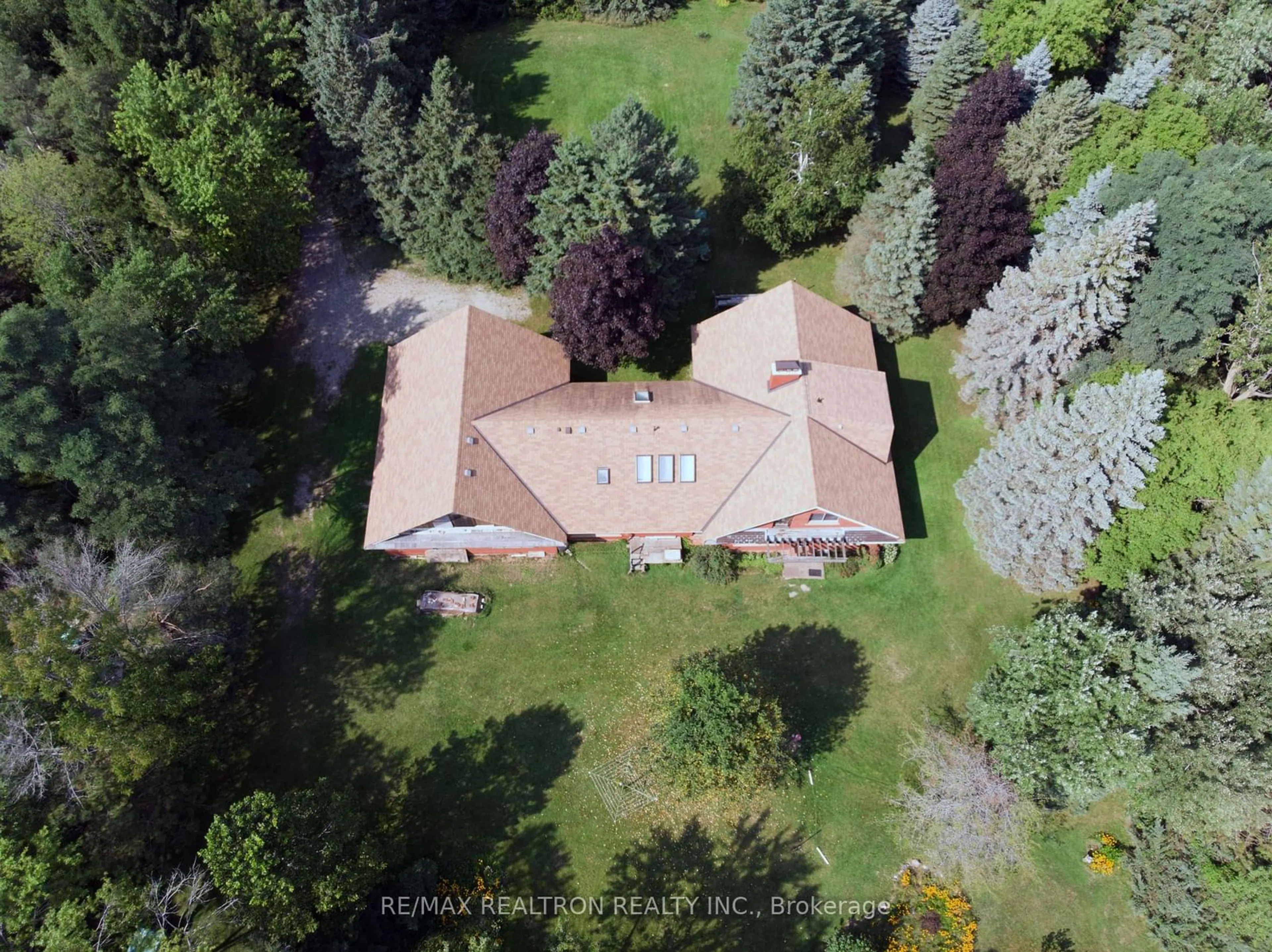 A pic from outside/outdoor area/front of a property/back of a property/a pic from drone, unknown for 6019 6th Line, New Tecumseth Ontario L0G 1A0