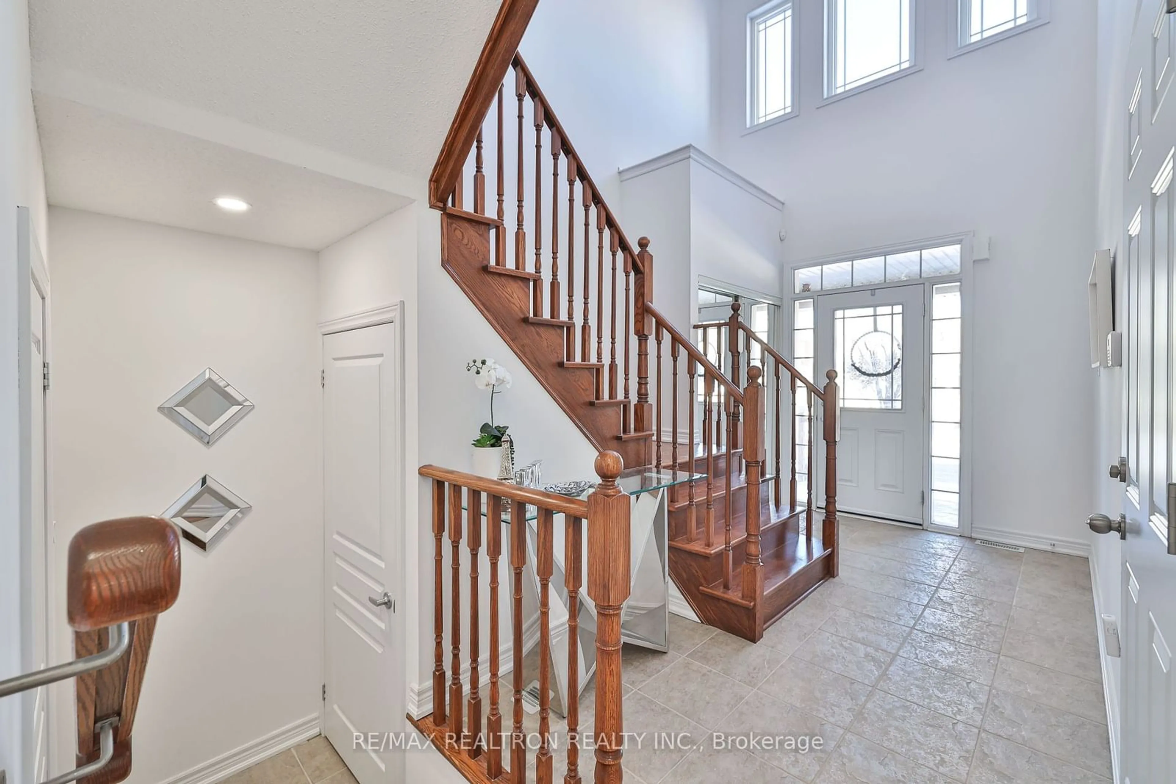 Indoor entryway for 56 Overhold Cres, Richmond Hill Ontario L4E 0L9