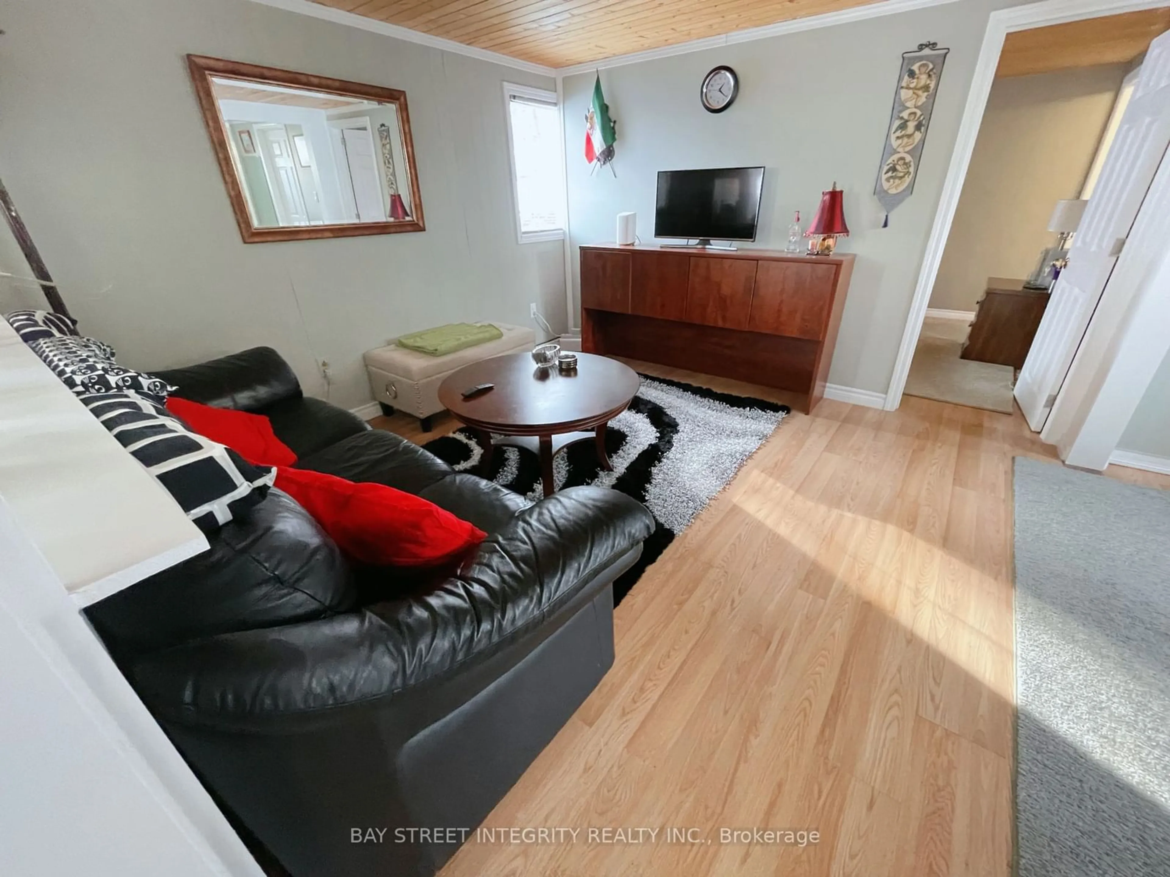 Living room with furniture, wood/laminate floor for 74 De La Salle Blvd, Georgina Ontario L0E 1L0