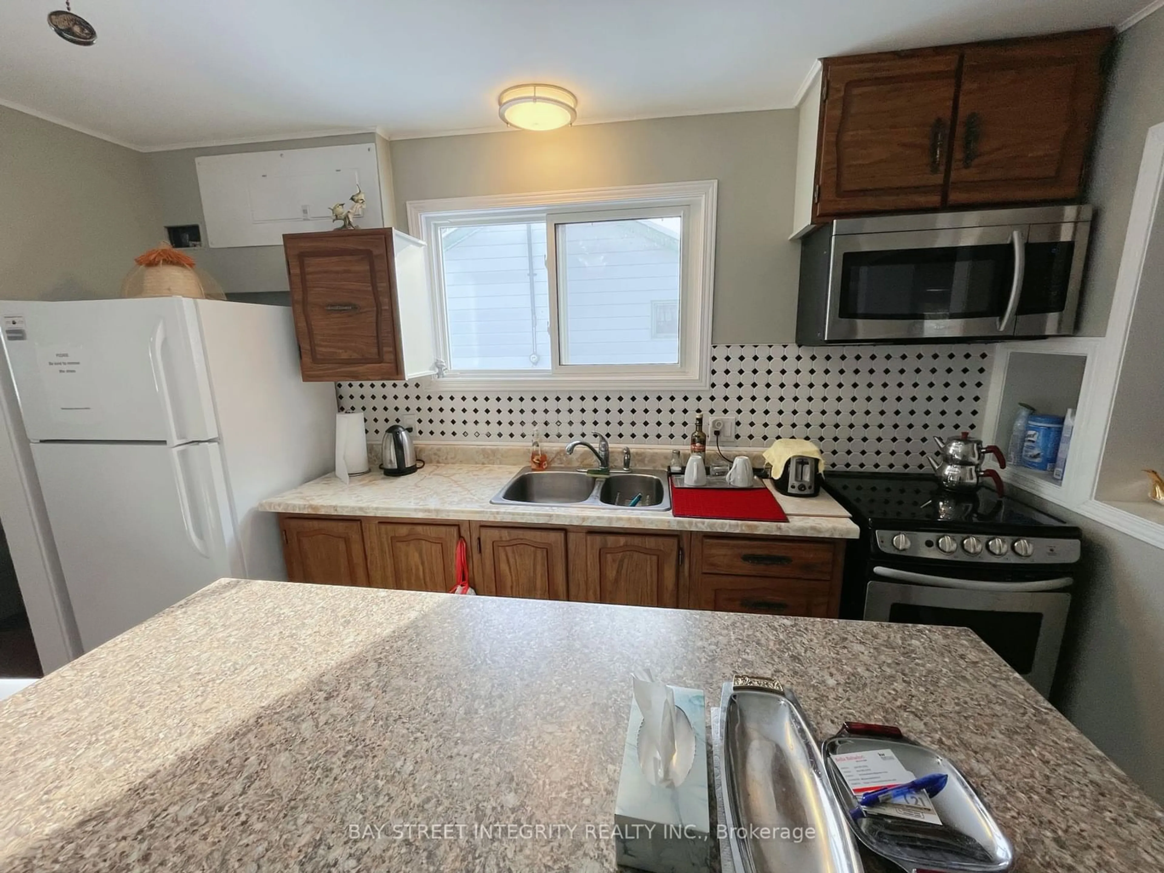 Standard kitchen, ceramic/tile floor for 74 De La Salle Blvd, Georgina Ontario L0E 1L0