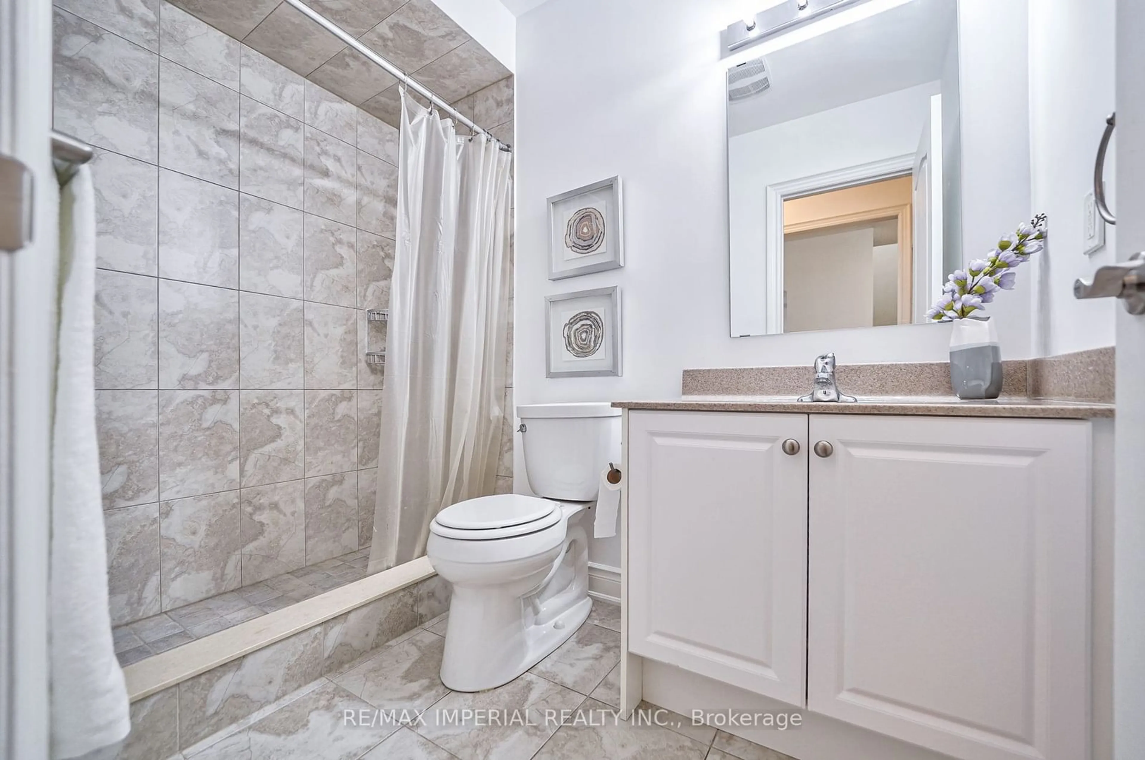 Standard bathroom, ceramic/tile floor for 1054 Bob Scott Crt, Newmarket Ontario L3X 3L7