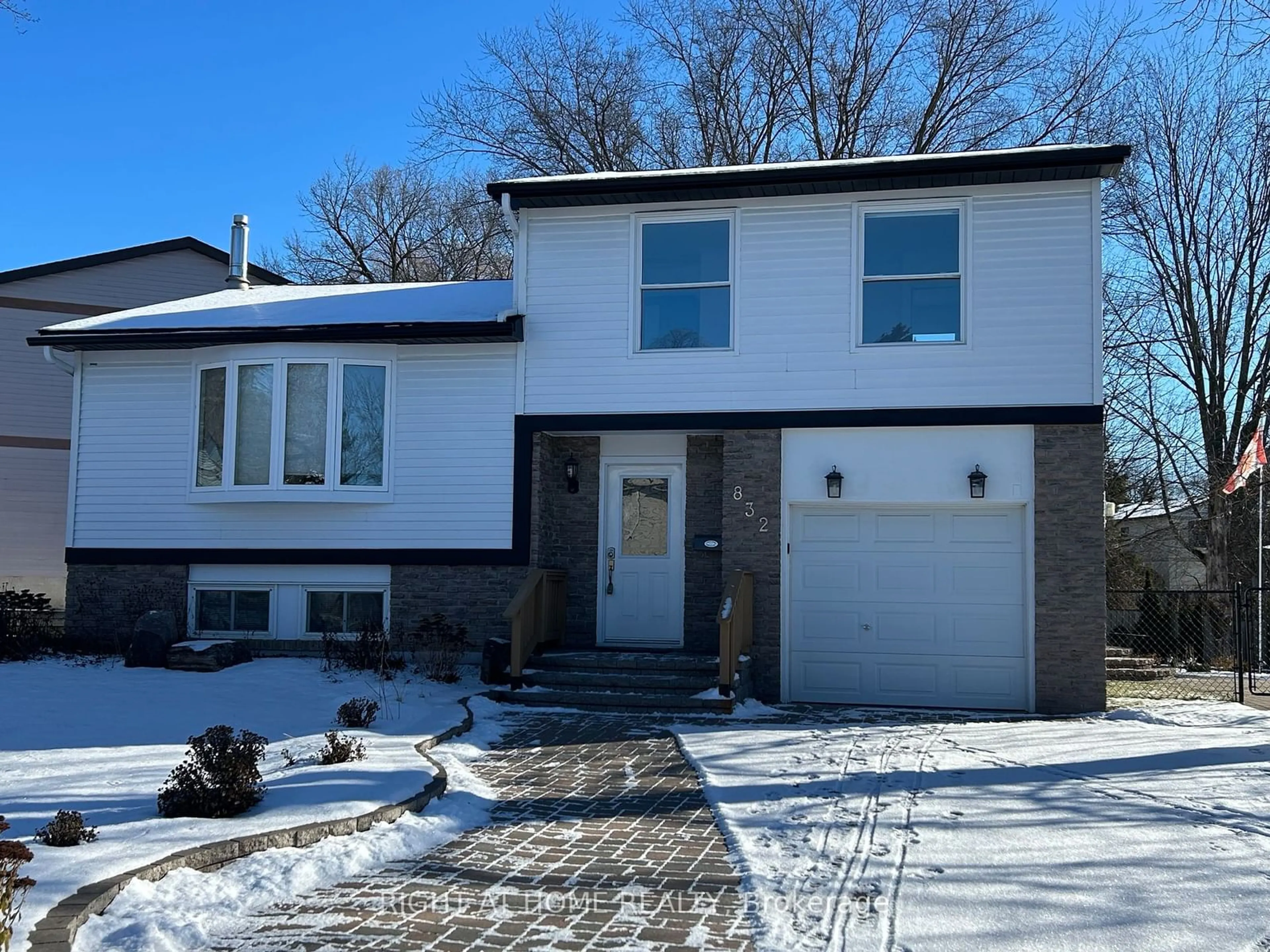 Home with brick exterior material, street for 832 Boronia Cres, Newmarket Ontario L3Y 5J9