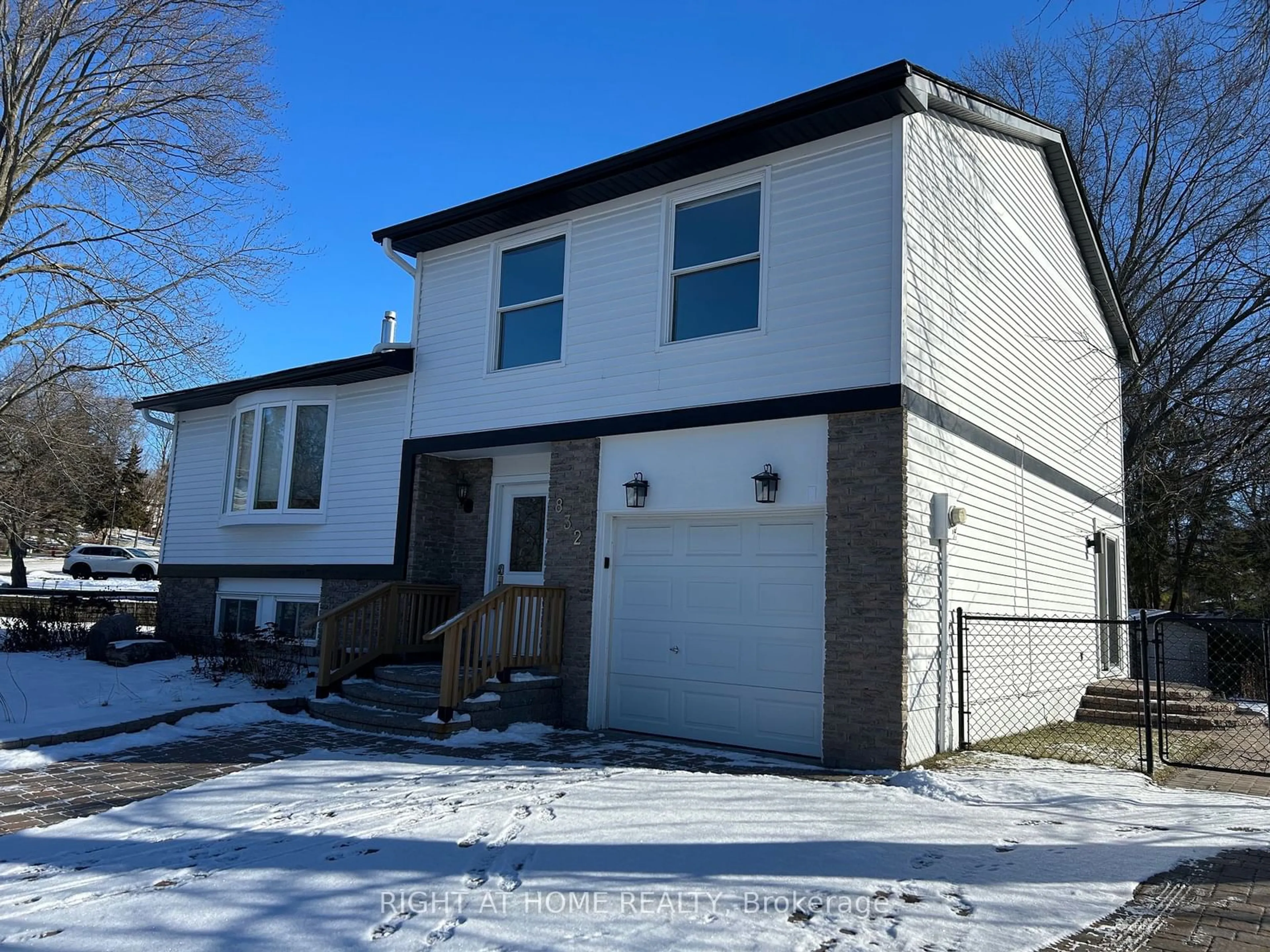 Home with brick exterior material, street for 832 Boronia Cres, Newmarket Ontario L3Y 5J9