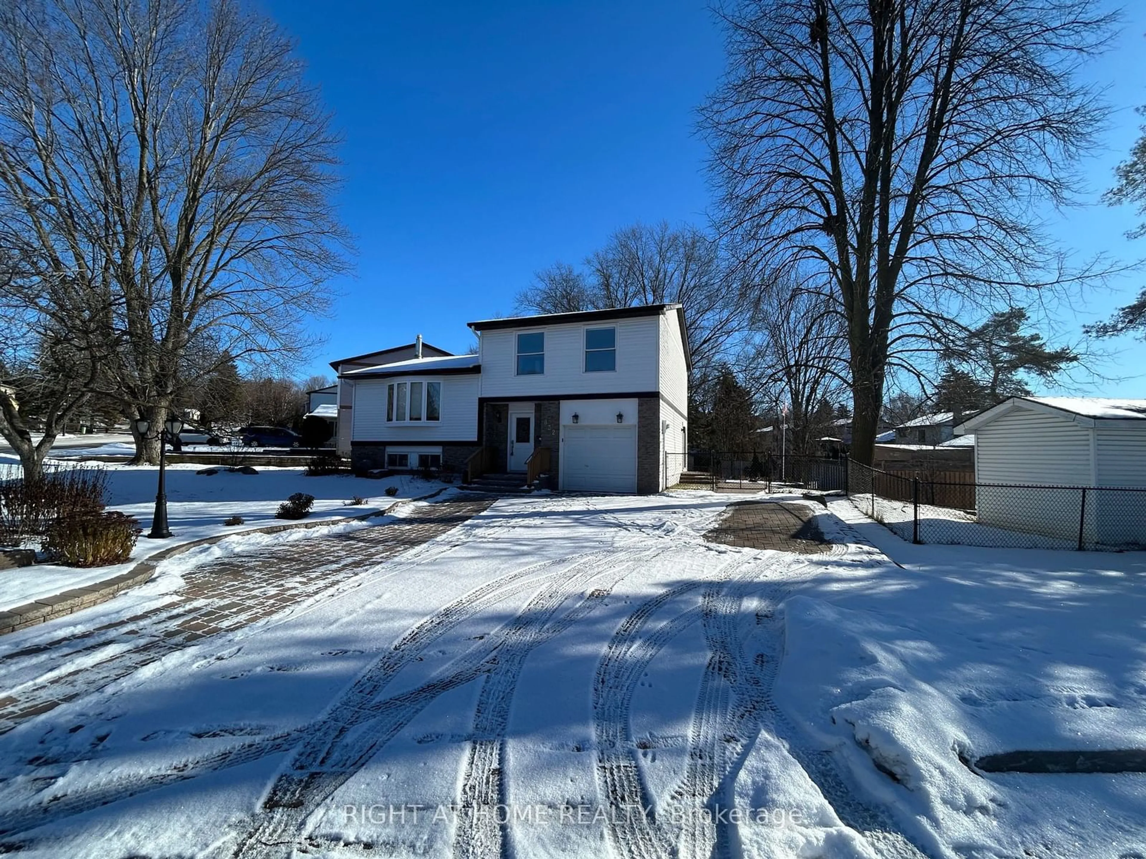 A pic from outside/outdoor area/front of a property/back of a property/a pic from drone, street for 832 Boronia Cres, Newmarket Ontario L3Y 5J9