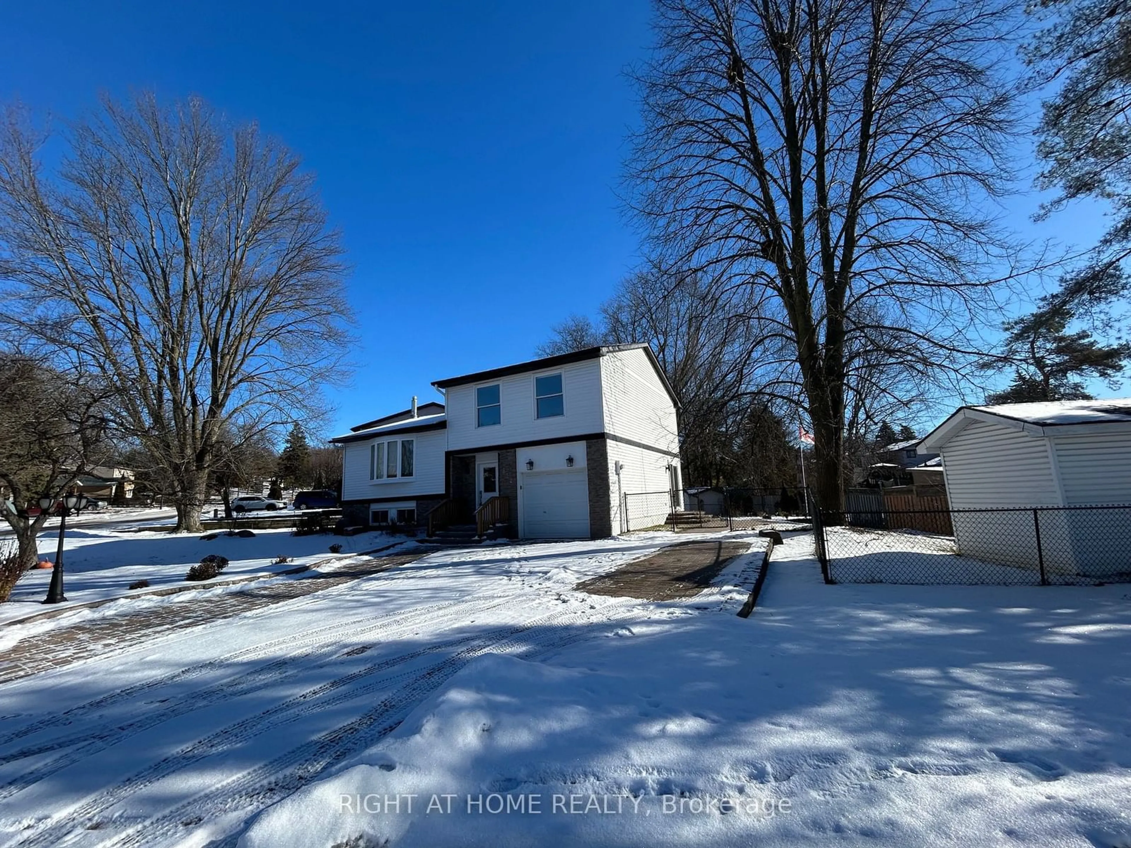 A pic from outside/outdoor area/front of a property/back of a property/a pic from drone, unknown for 832 Boronia Cres, Newmarket Ontario L3Y 5J9