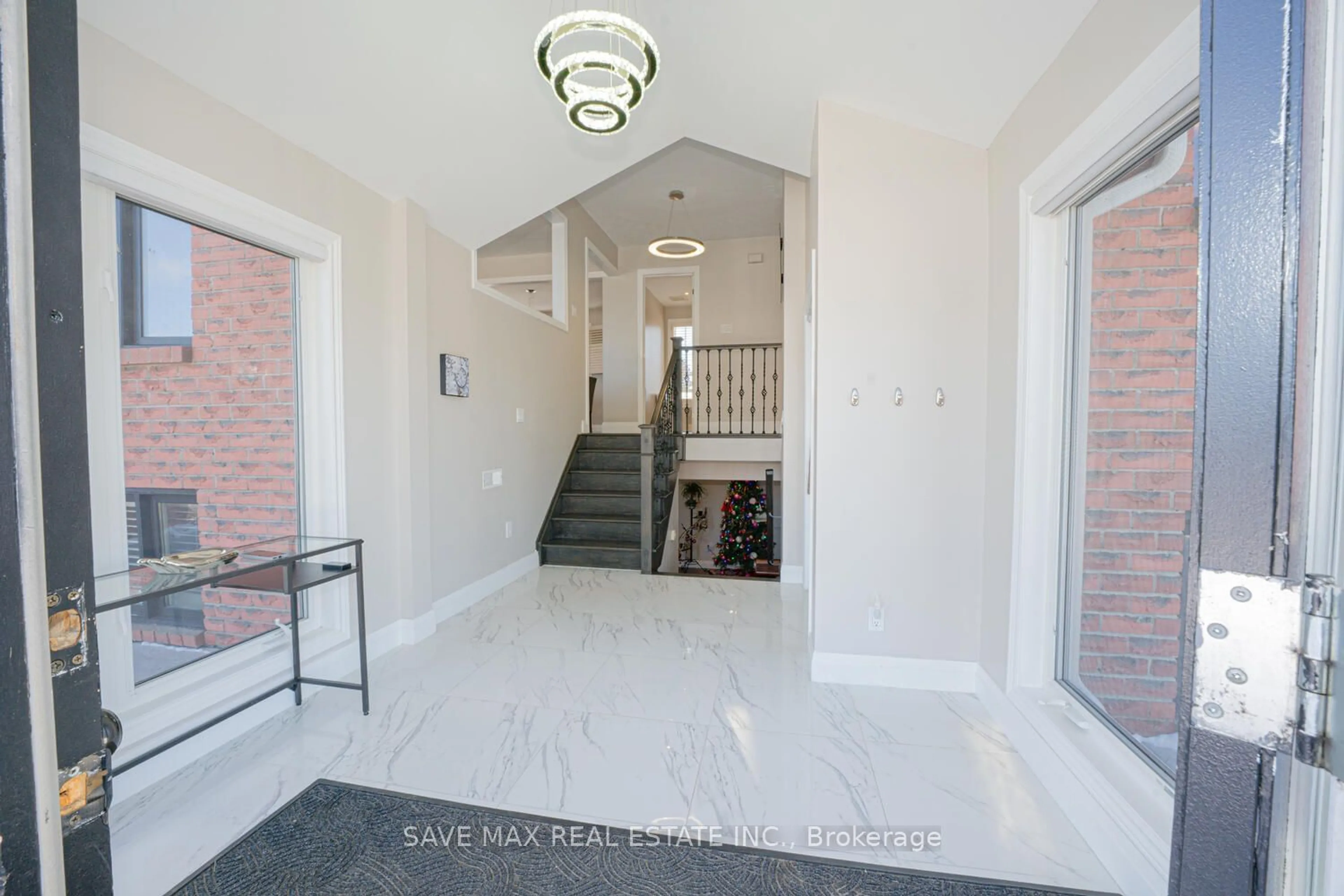 Indoor foyer for 5 Kathryn Crt, Bradford West Gwillimbury Ontario L3Z 3Z7