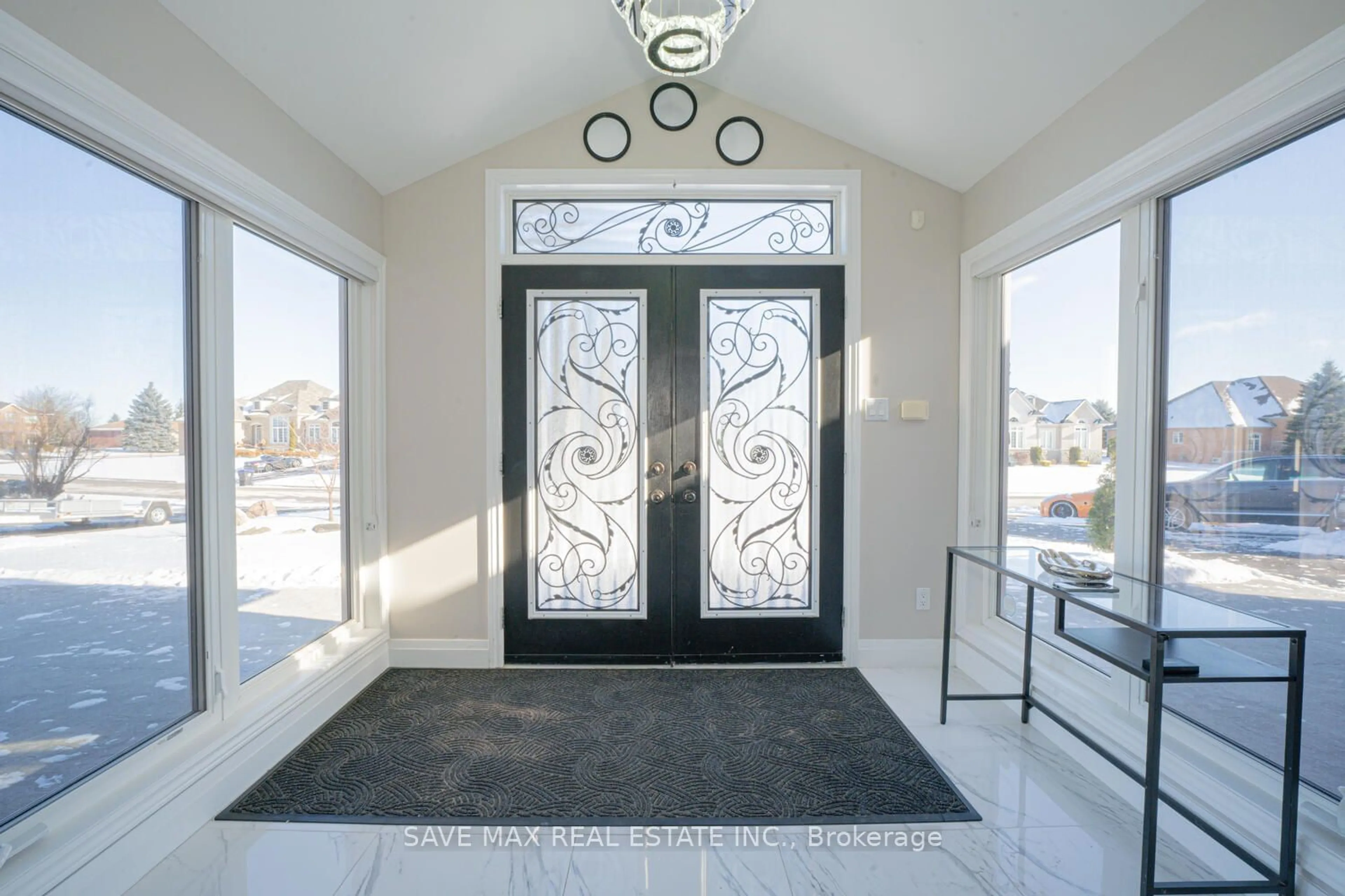 Indoor entryway for 5 Kathryn Crt, Bradford West Gwillimbury Ontario L3Z 3Z7