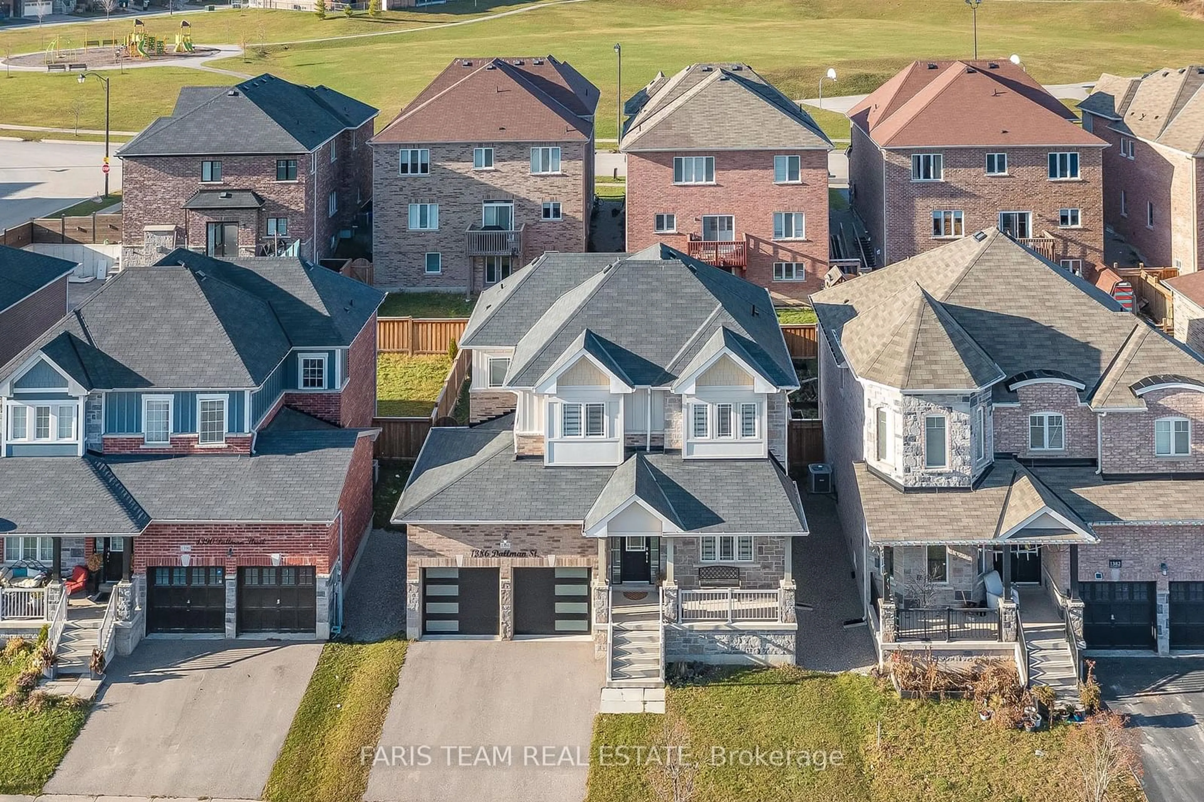 A pic from outside/outdoor area/front of a property/back of a property/a pic from drone, street for 1386 Dallman St, Innisfil Ontario L0L 1W0