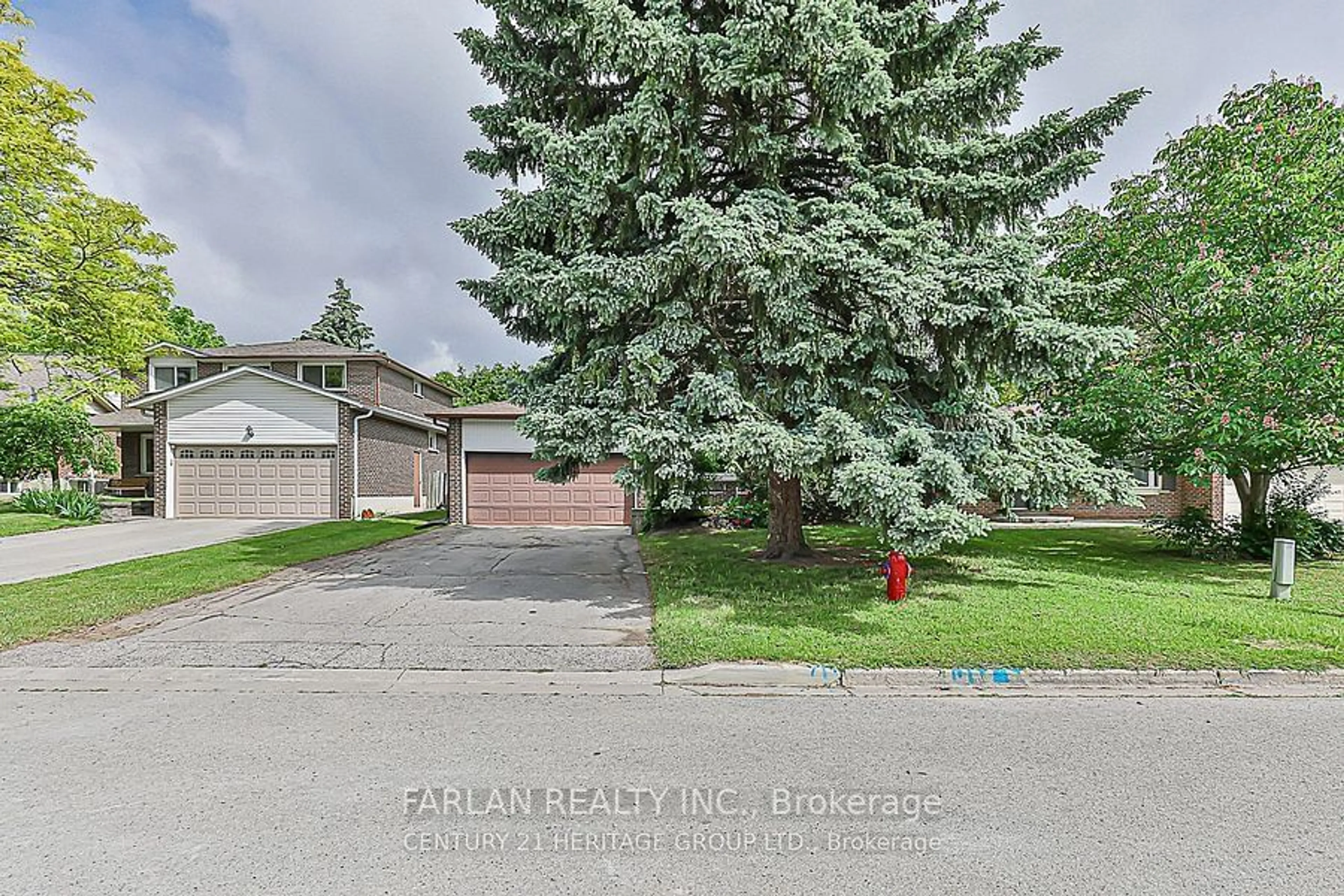 A pic from outside/outdoor area/front of a property/back of a property/a pic from drone, street for 296 Plymouth Tr, Newmarket Ontario L3Y 6G7