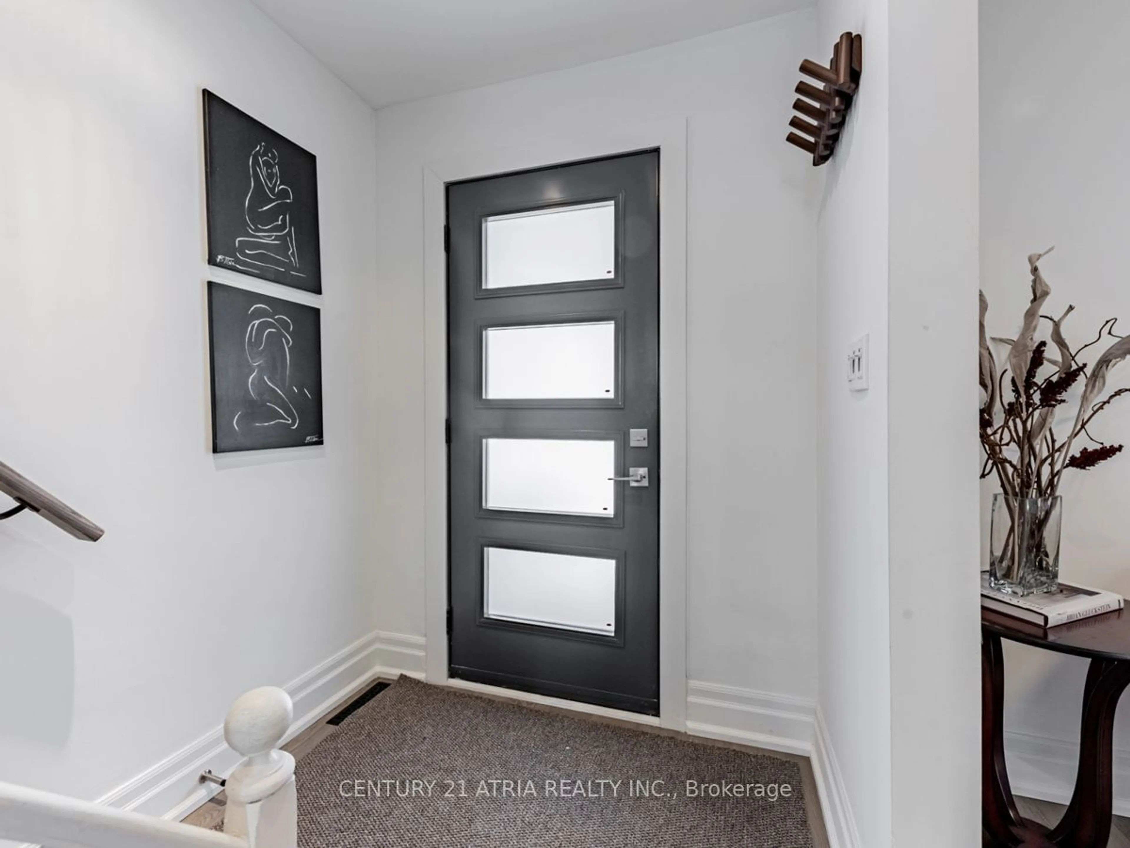 Indoor entryway for 148 Richmond St, Richmond Hill Ontario L4C 3Y4