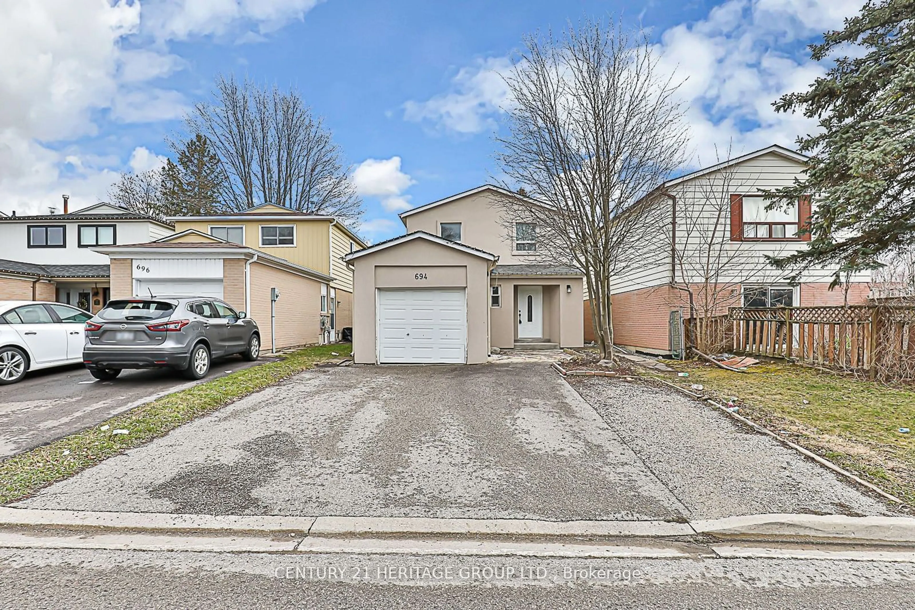 A pic from outside/outdoor area/front of a property/back of a property/a pic from drone, street for 694 Beman Dr, Newmarket Ontario L3Y 4Z2