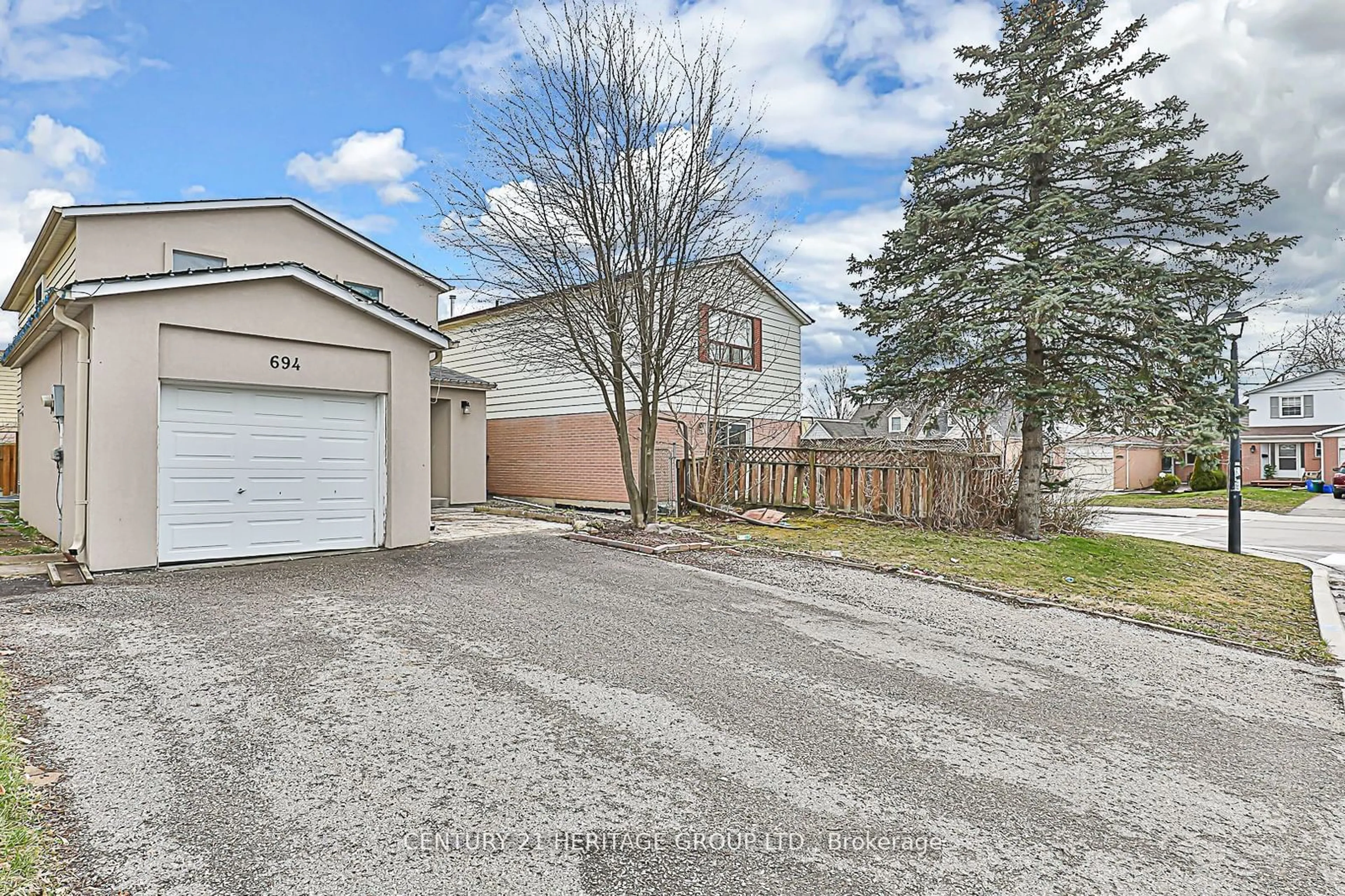 A pic from outside/outdoor area/front of a property/back of a property/a pic from drone, street for 694 Beman Dr, Newmarket Ontario L3Y 4Z2