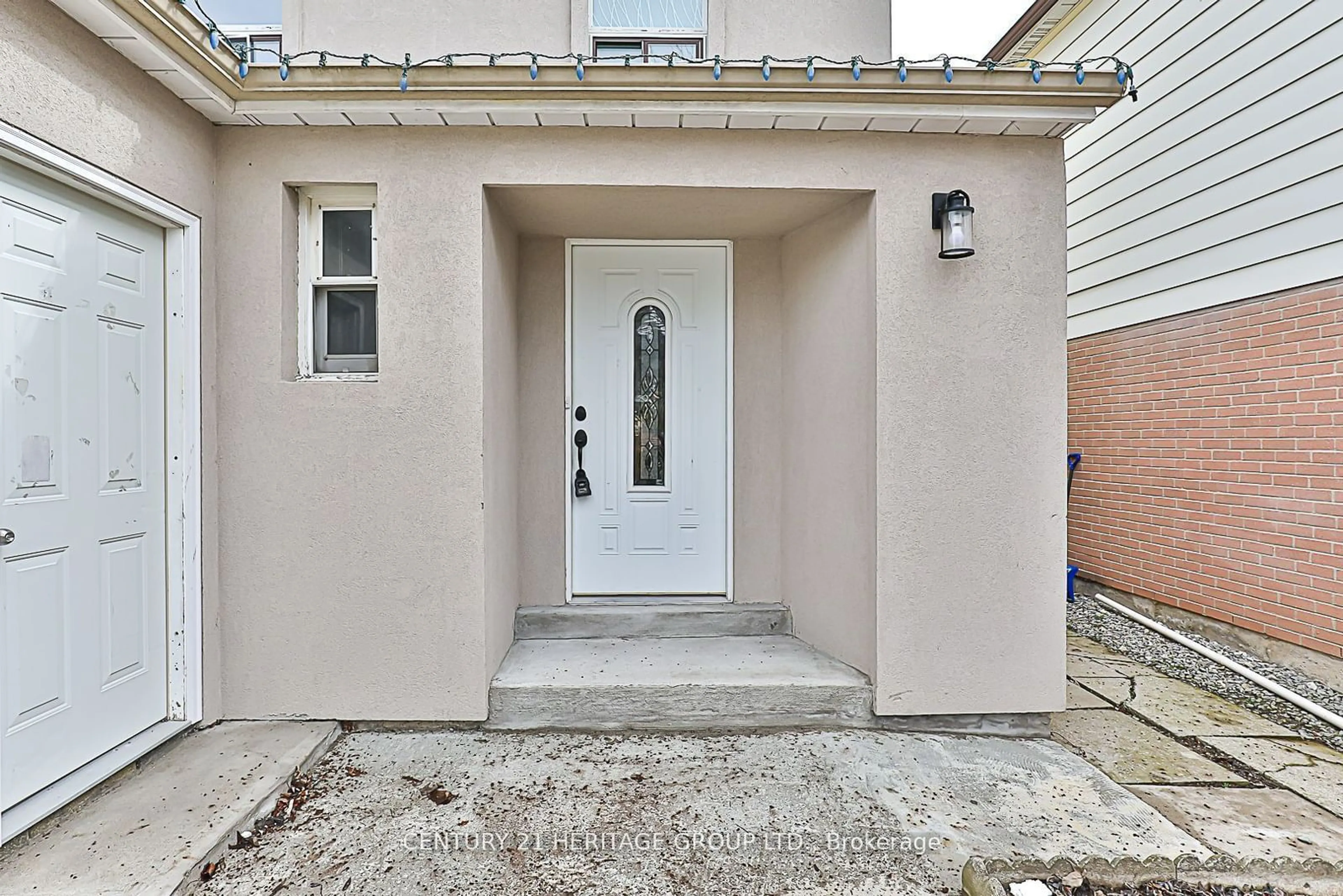 Indoor entryway for 694 Beman Dr, Newmarket Ontario L3Y 4Z2