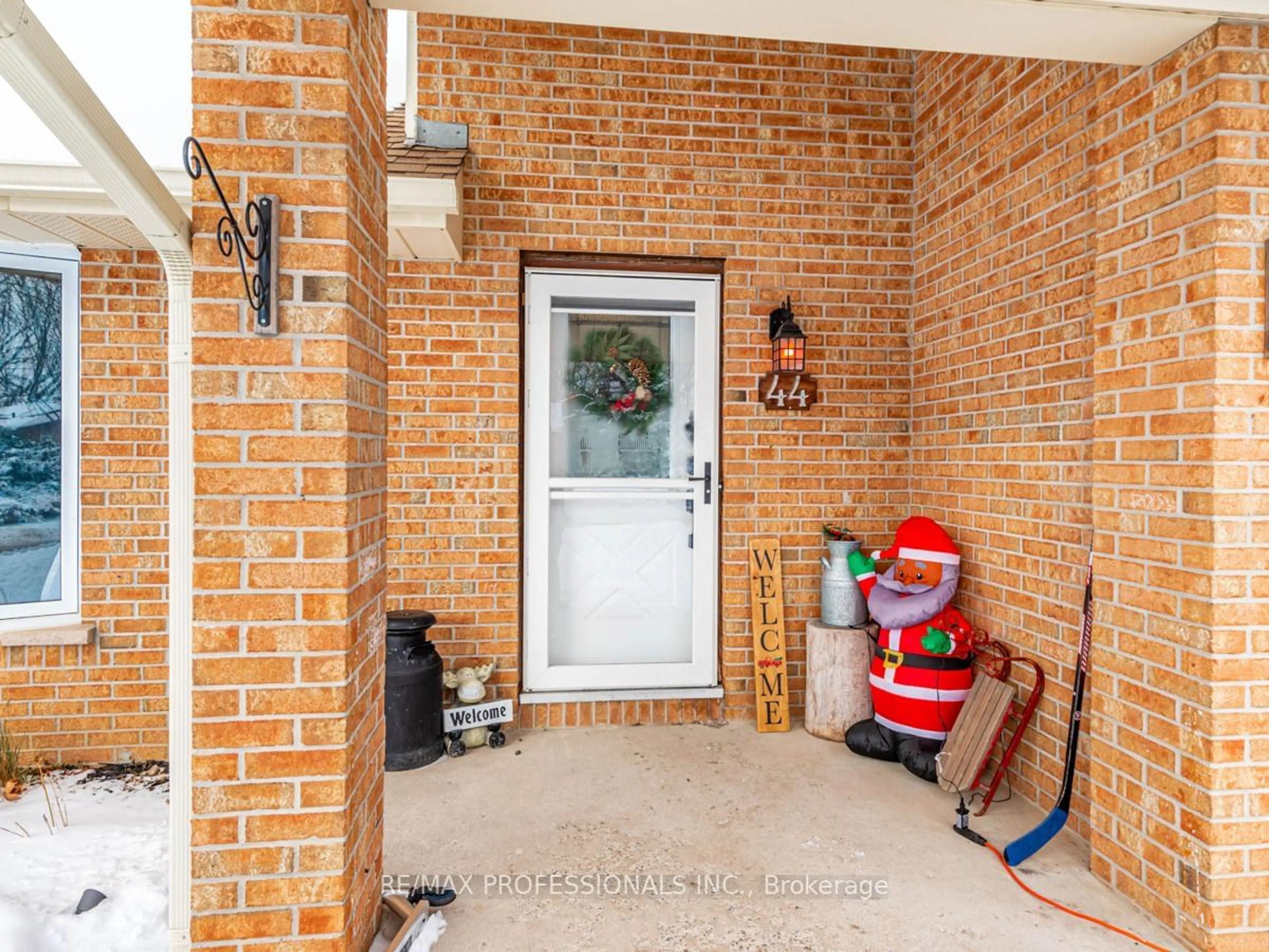 Indoor entryway for 44 Meadowlands Dr, Brock Ontario L0E 1E0