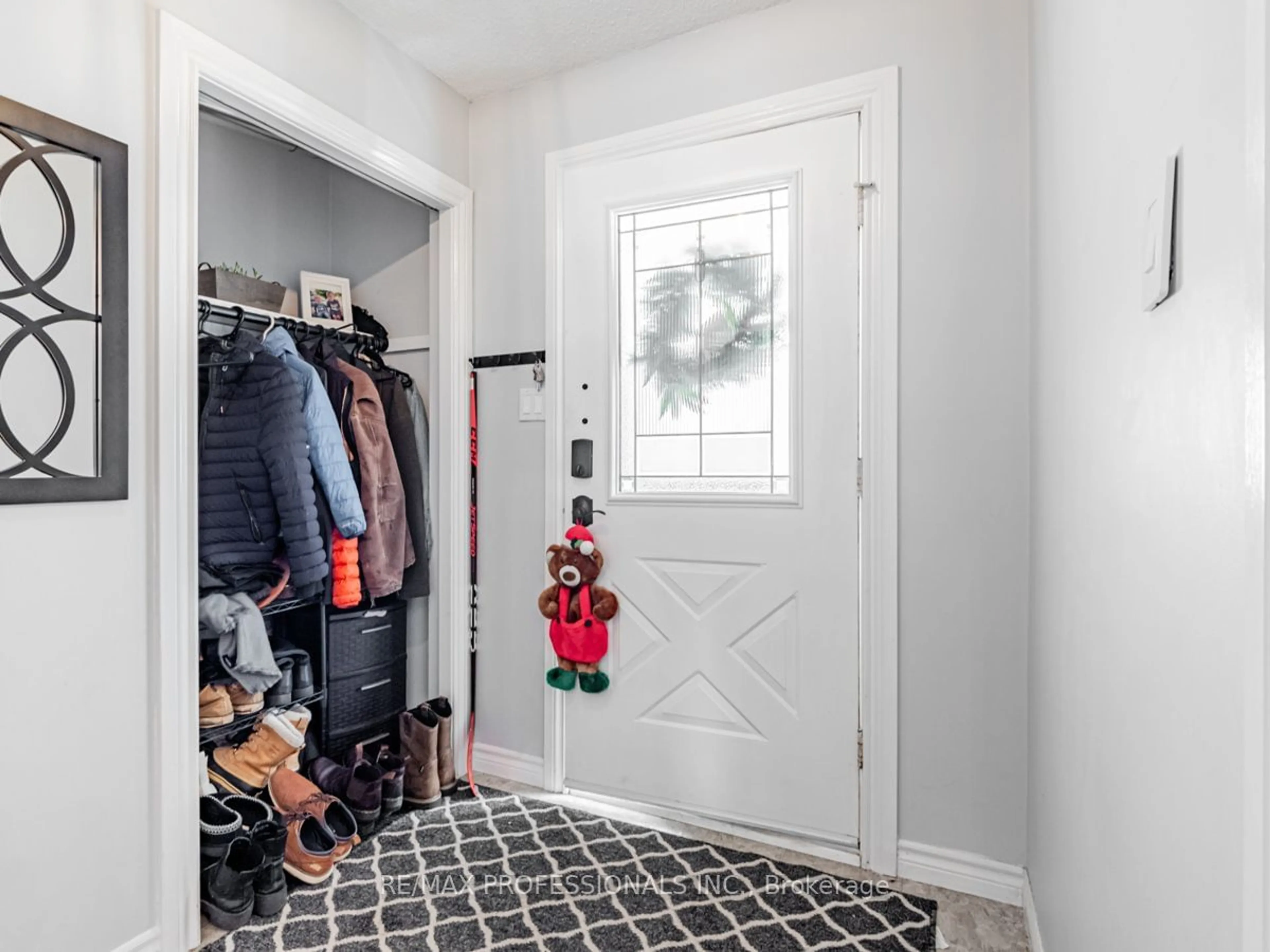 Indoor entryway for 44 Meadowlands Dr, Brock Ontario L0E 1E0