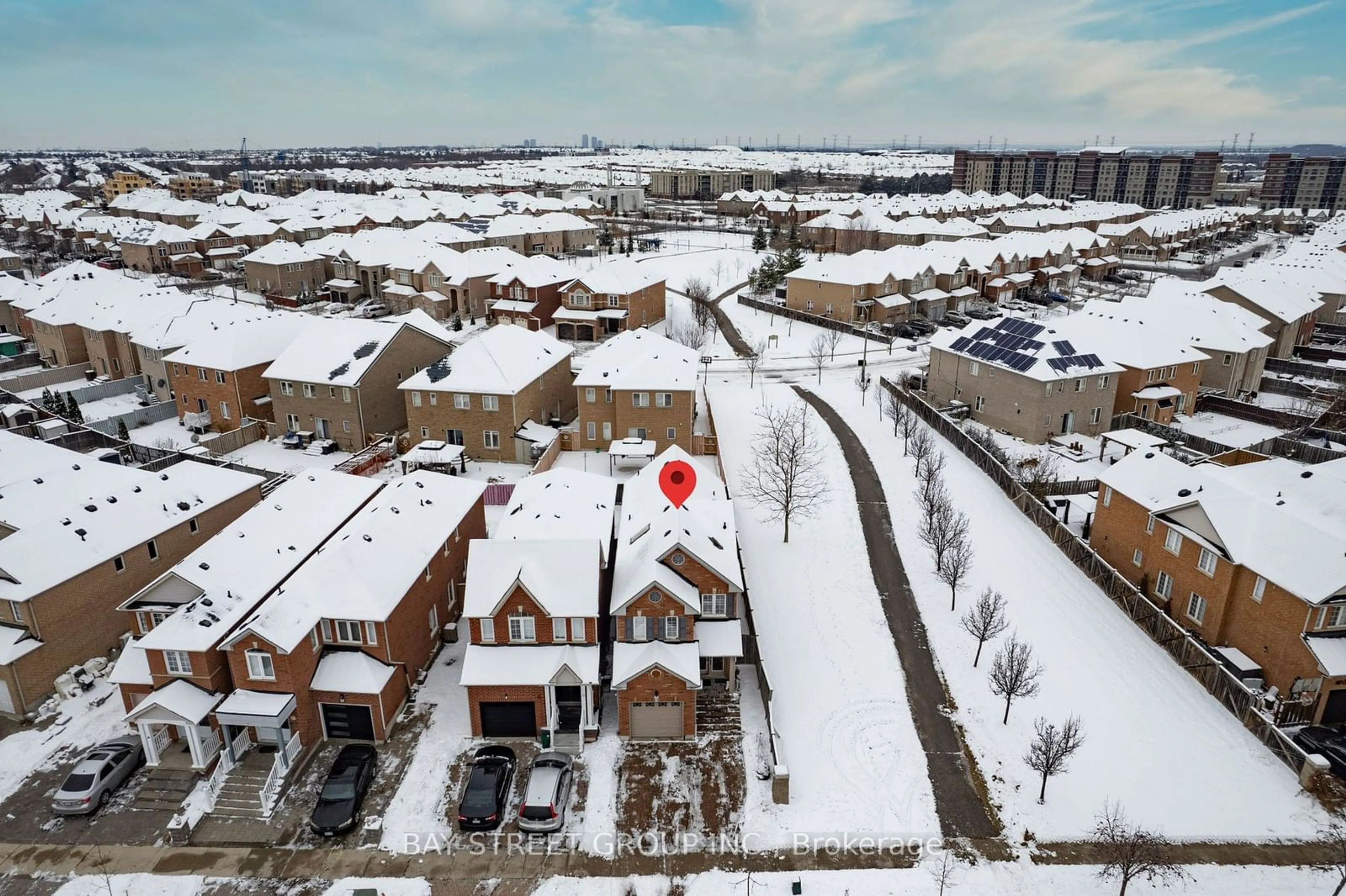 A pic from outside/outdoor area/front of a property/back of a property/a pic from drone, street for 42 Charles Brown Rd, Markham Ontario L3S 4T3