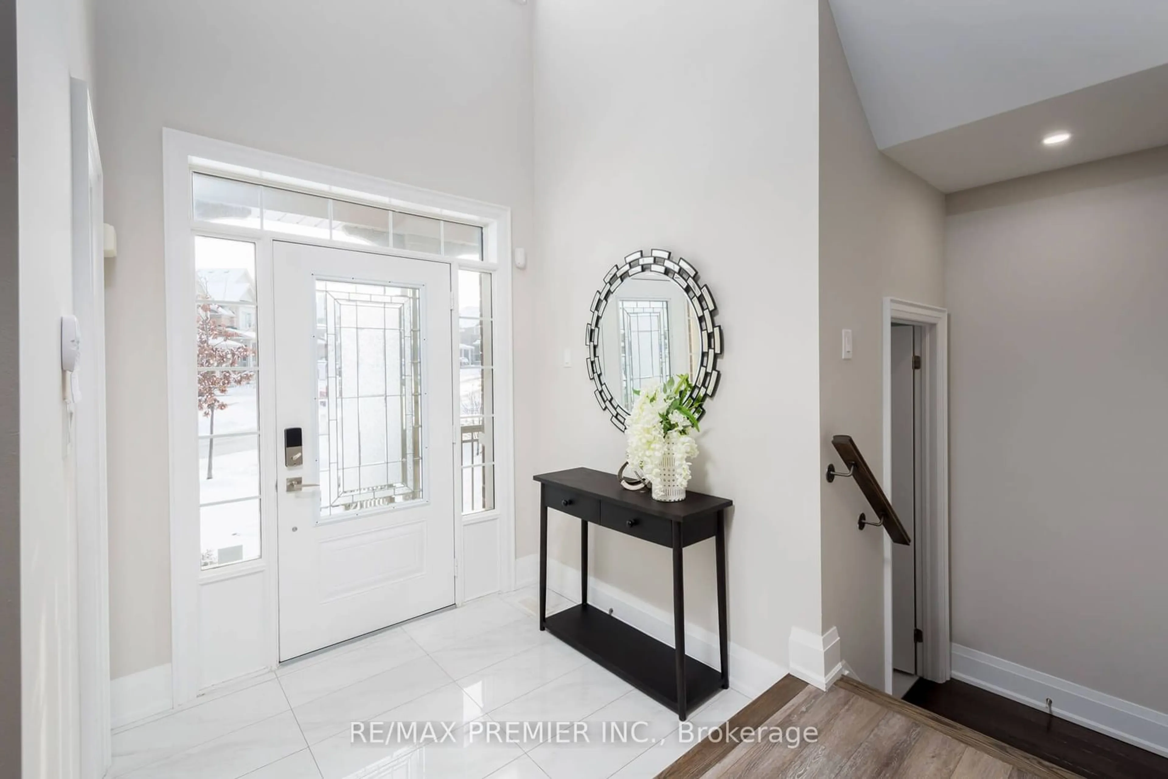 Indoor entryway for 32 Pridham Pl, New Tecumseth Ontario L0G 1W0