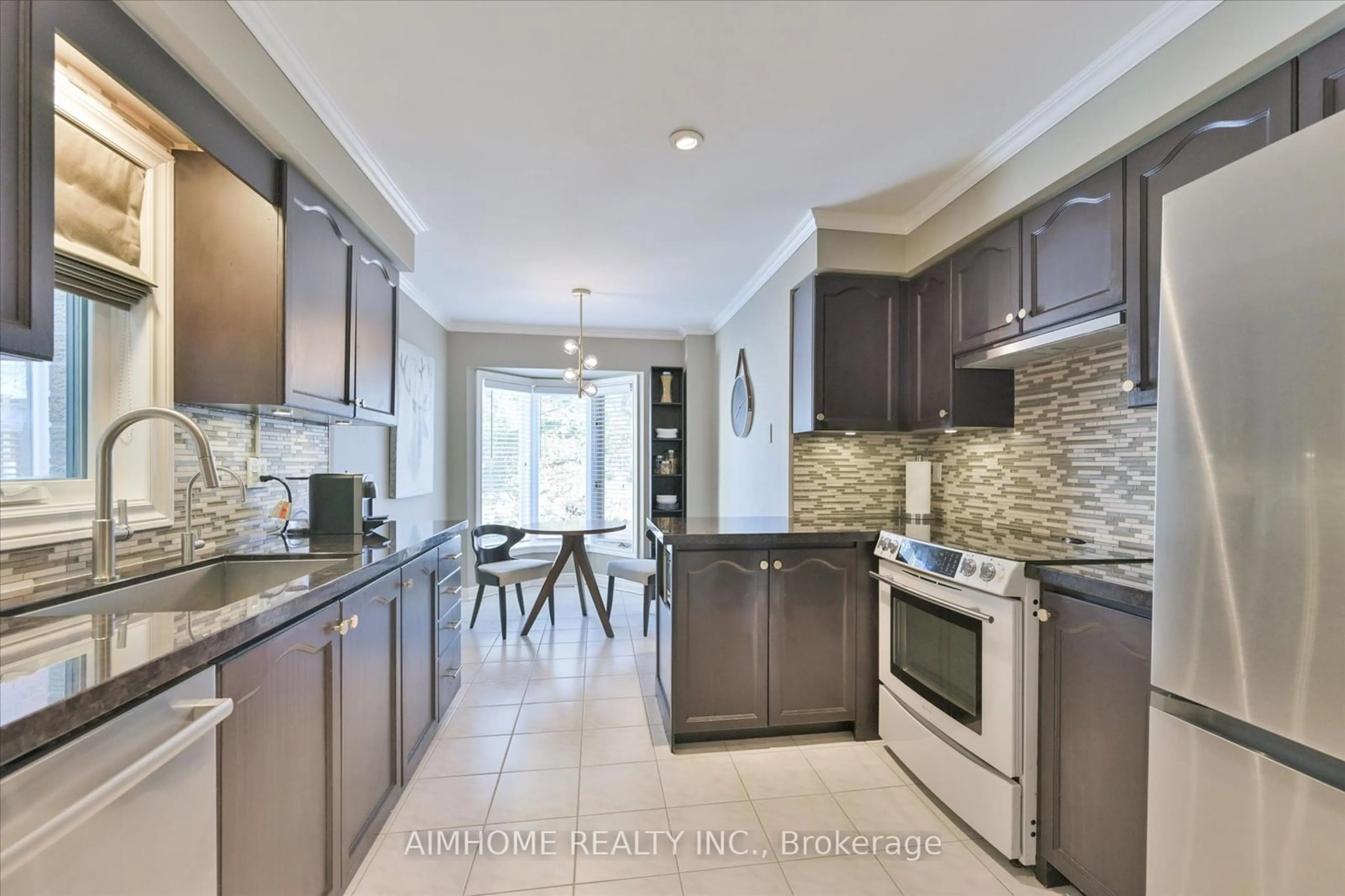 Open concept kitchen, ceramic/tile floor for 6 Foxtail Rdge, Newmarket Ontario L3X 1Z4