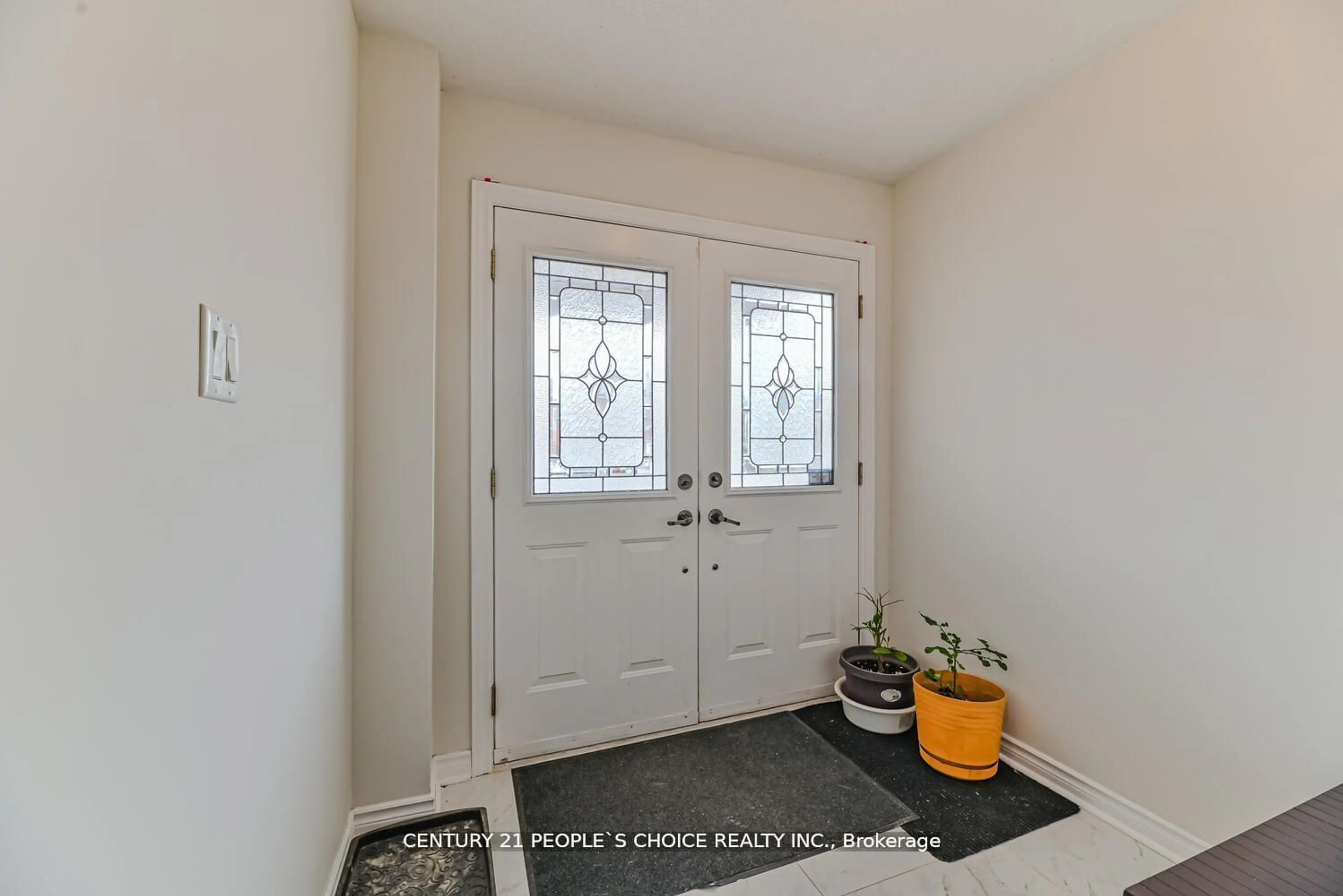 Indoor entryway for 26 Rainbow Crt, Georgina Ontario L4P 3Z6