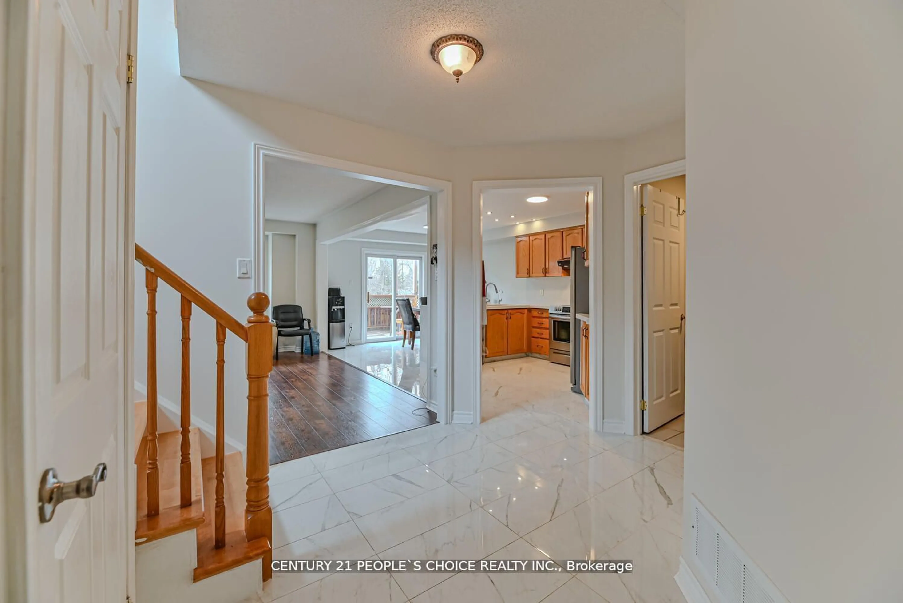 Indoor foyer for 26 Rainbow Crt, Georgina Ontario L4P 3Z6