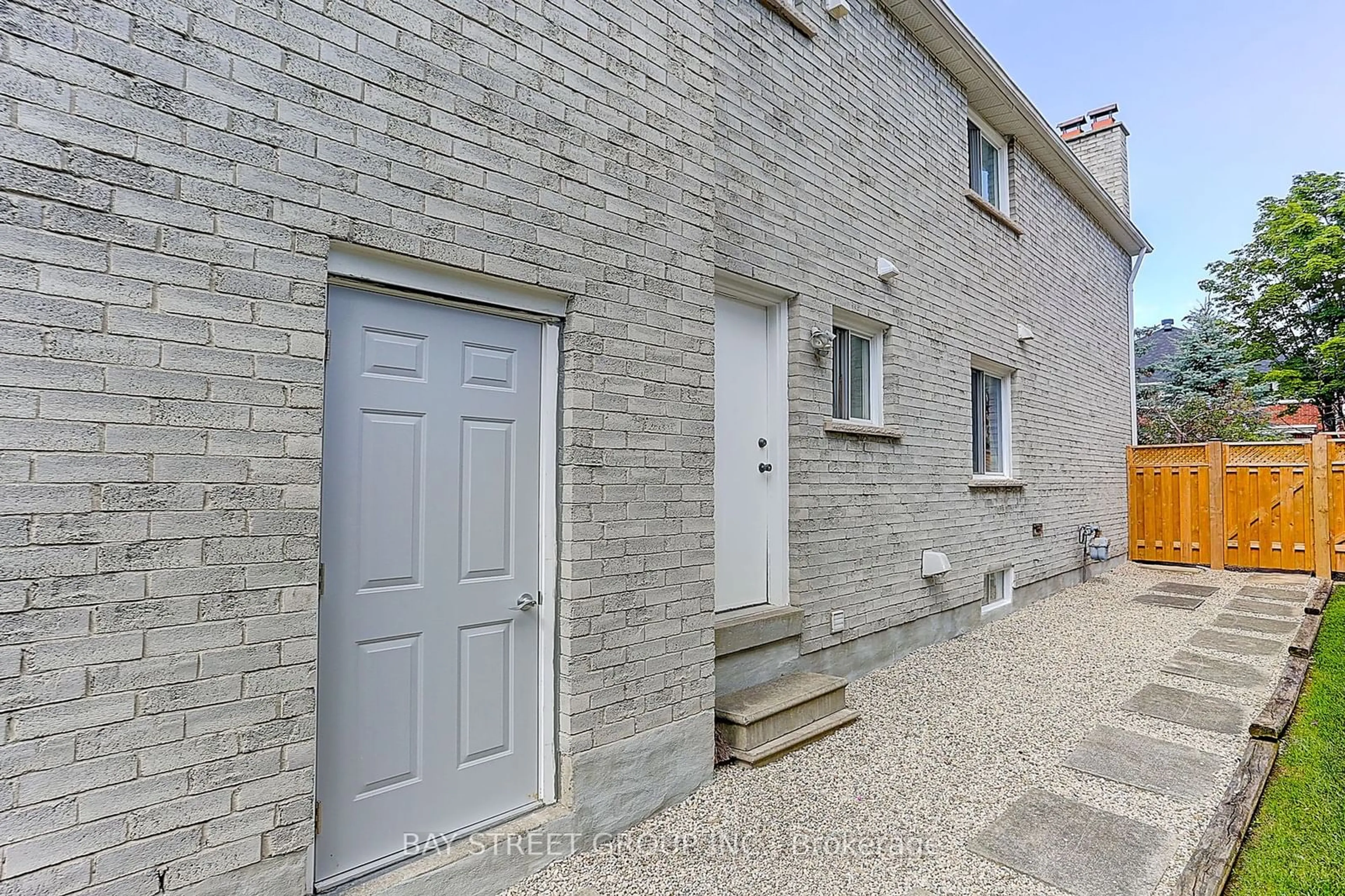 A pic from outside/outdoor area/front of a property/back of a property/a pic from drone, street for 34 Brooklyn Cres, Markham Ontario L3P 7C3