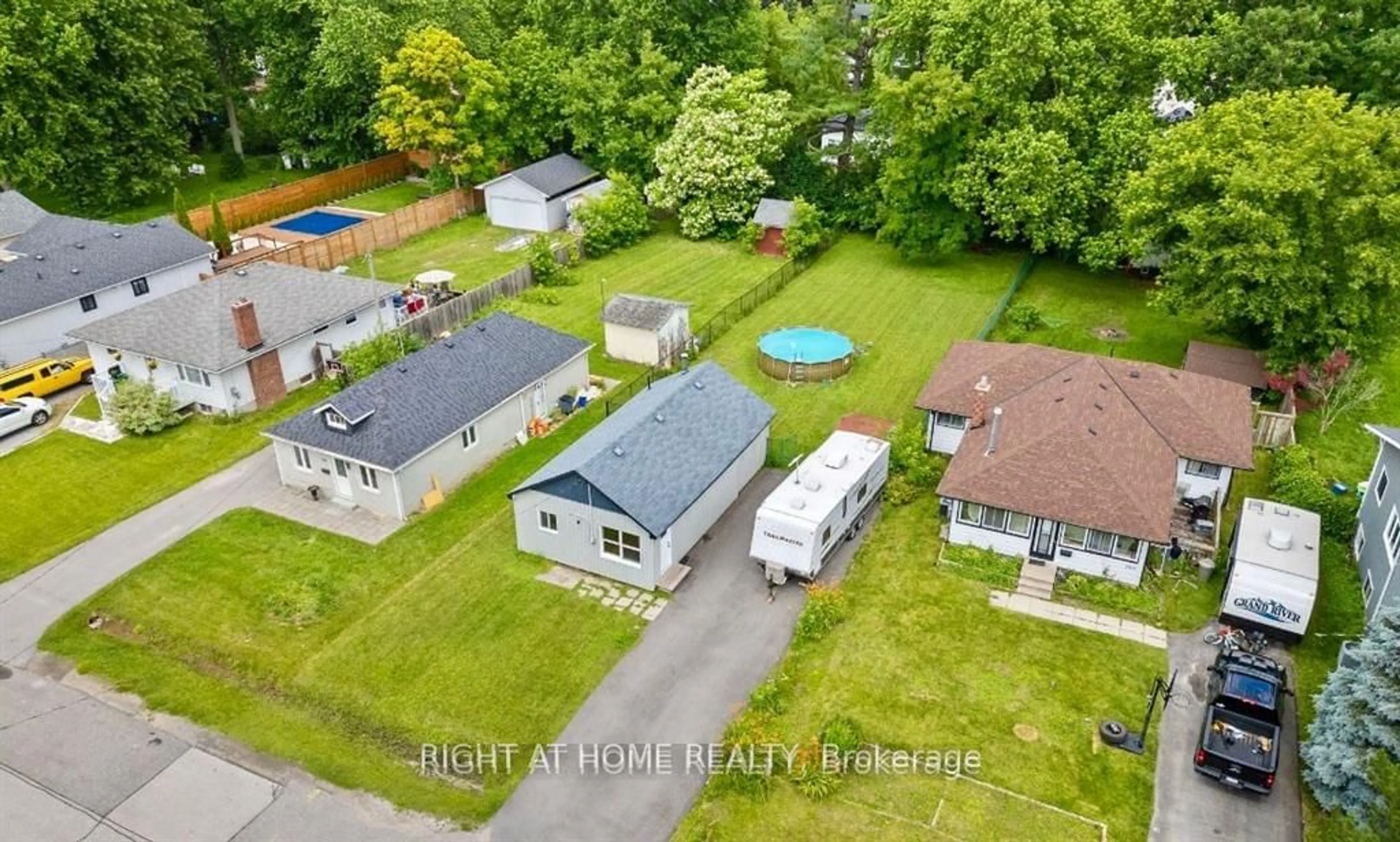 A pic from outside/outdoor area/front of a property/back of a property/a pic from drone, street for 208 Bayview Ave, Georgina Ontario L4P 2T2