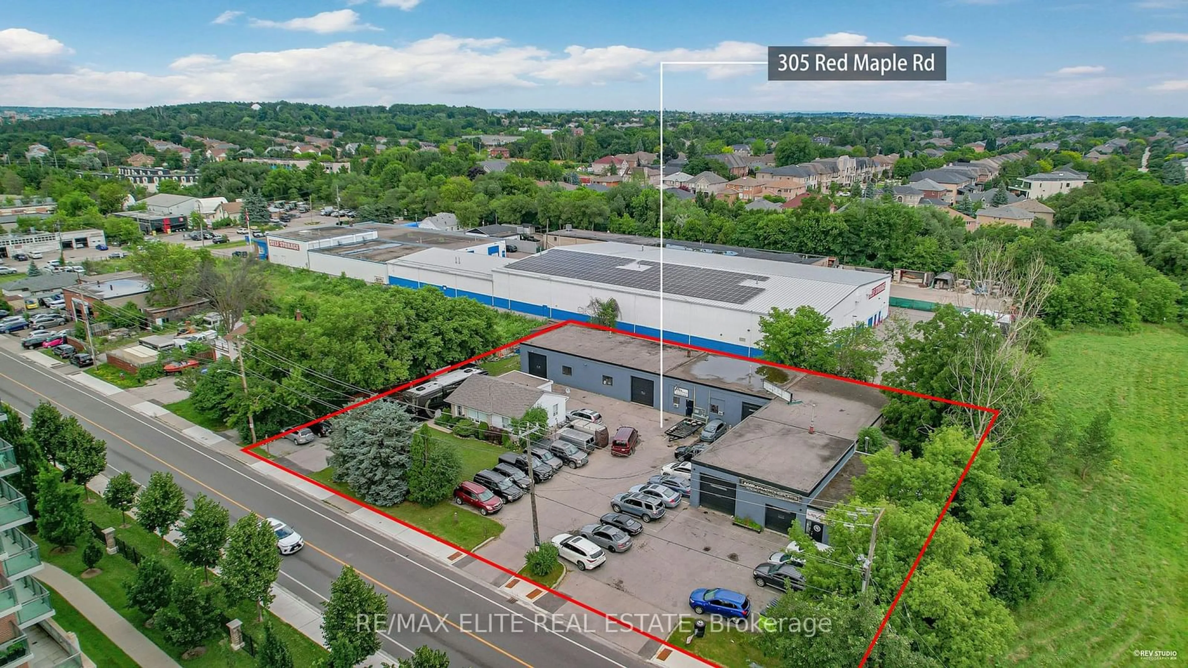 A pic from outside/outdoor area/front of a property/back of a property/a pic from drone, unknown for 305 Red Maple Rd, Richmond Hill Ontario L4C 6P2