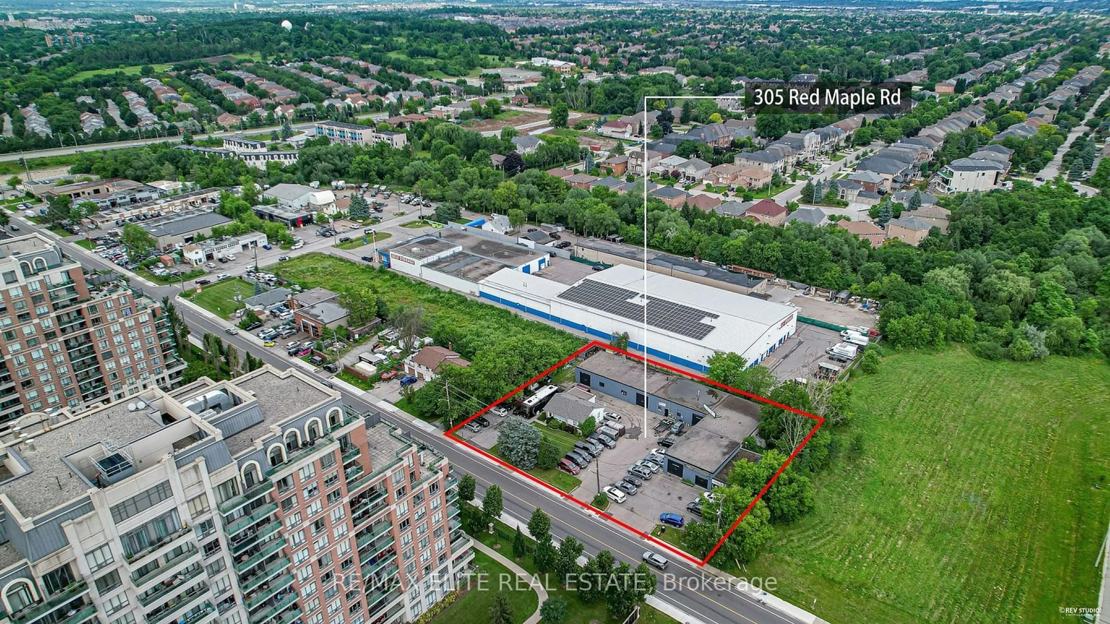 A pic from outside/outdoor area/front of a property/back of a property/a pic from drone, street for 305 Red Maple Rd, Richmond Hill Ontario L4C 6P2