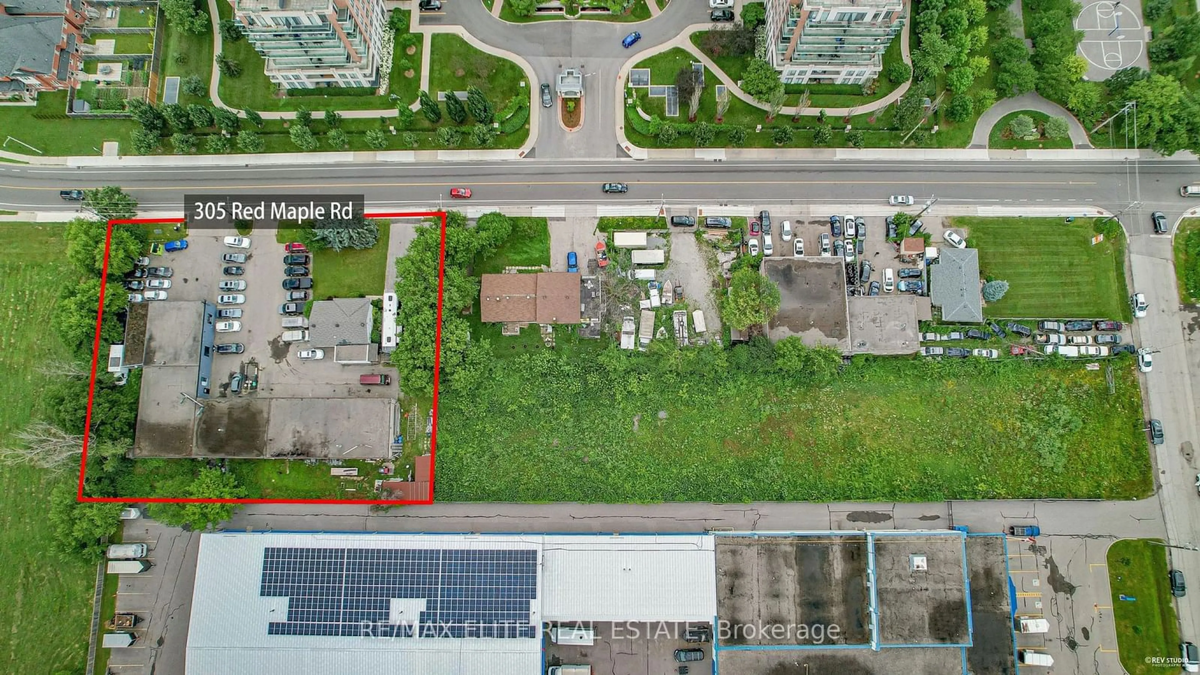 A pic from outside/outdoor area/front of a property/back of a property/a pic from drone, street for 305 Red Maple Rd, Richmond Hill Ontario L4C 6P2