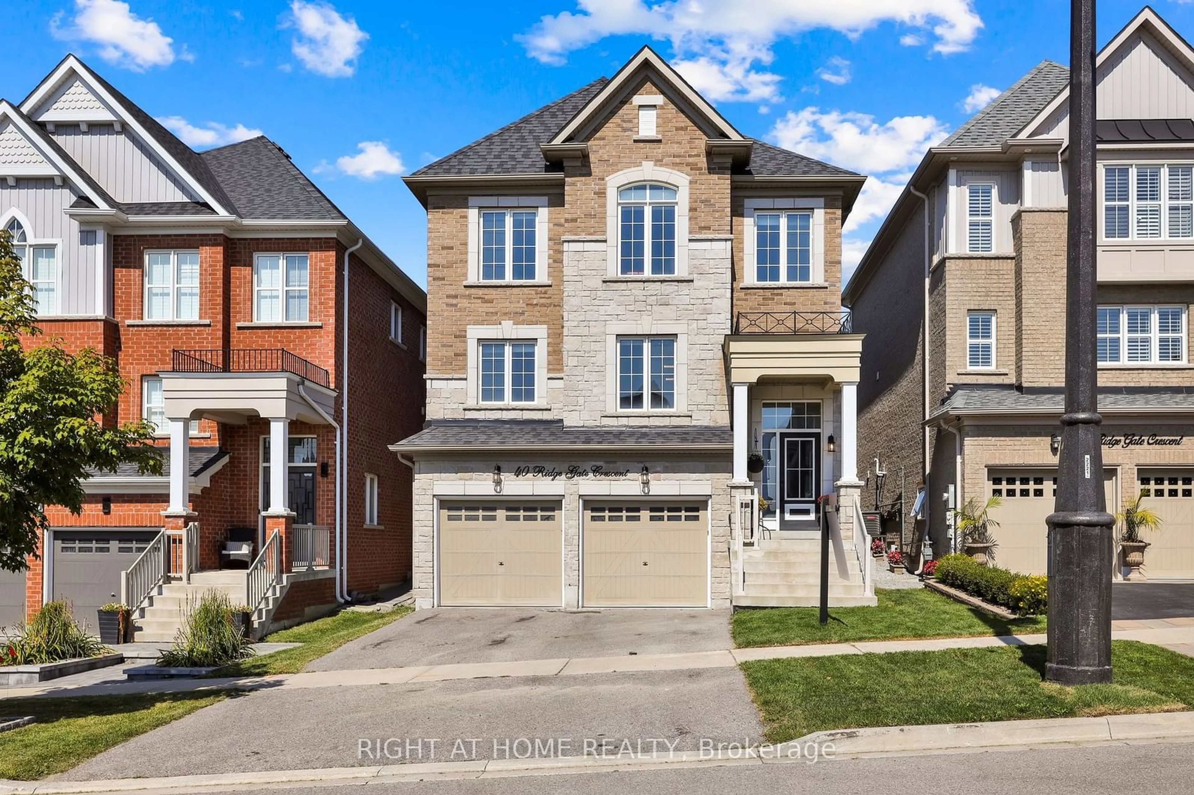 Home with brick exterior material, street for 40 Ridge Gate Cres, East Gwillimbury Ontario L0G 1M0