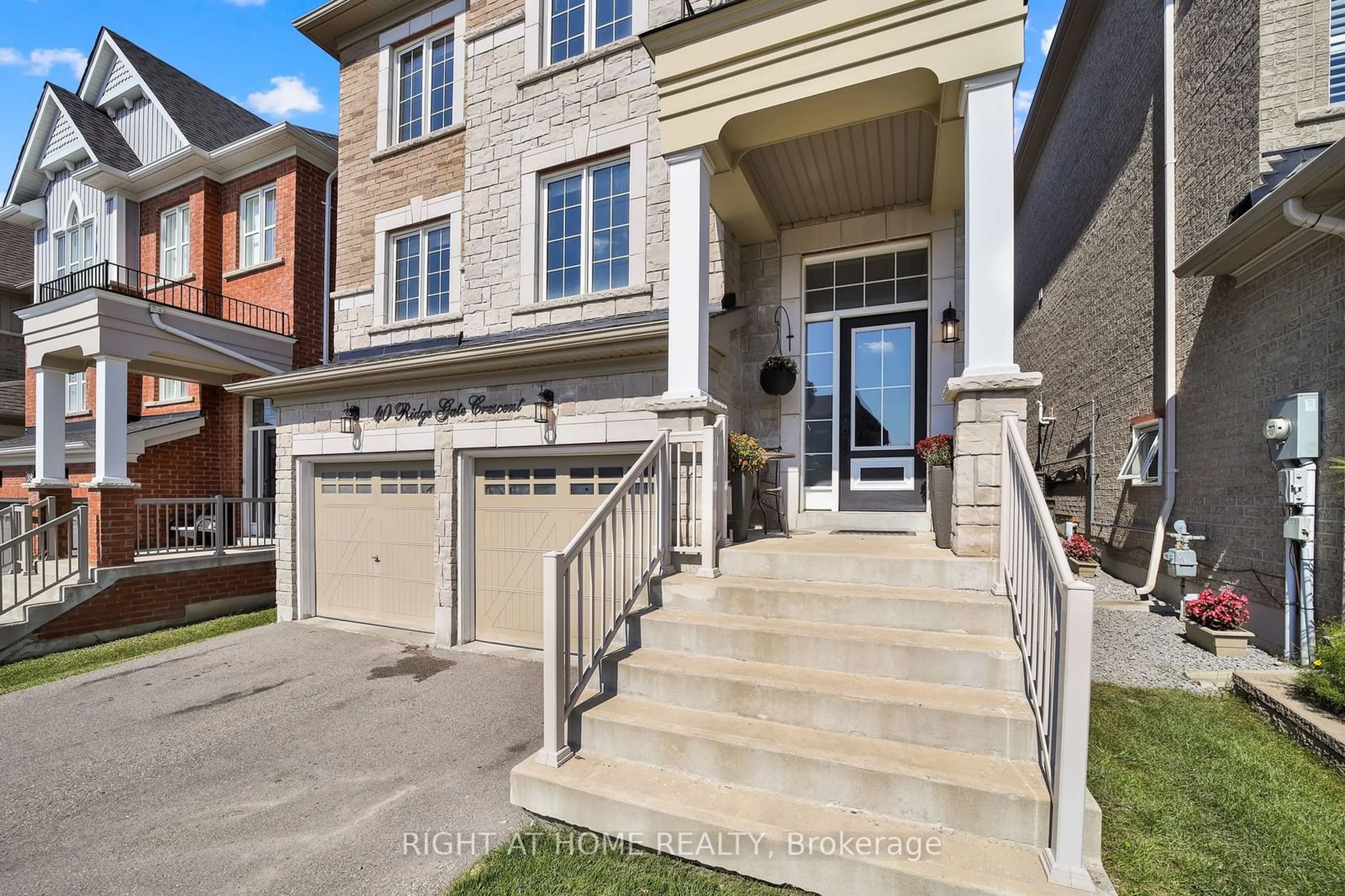 Home with brick exterior material, street for 40 Ridge Gate Cres, East Gwillimbury Ontario L0G 1M0