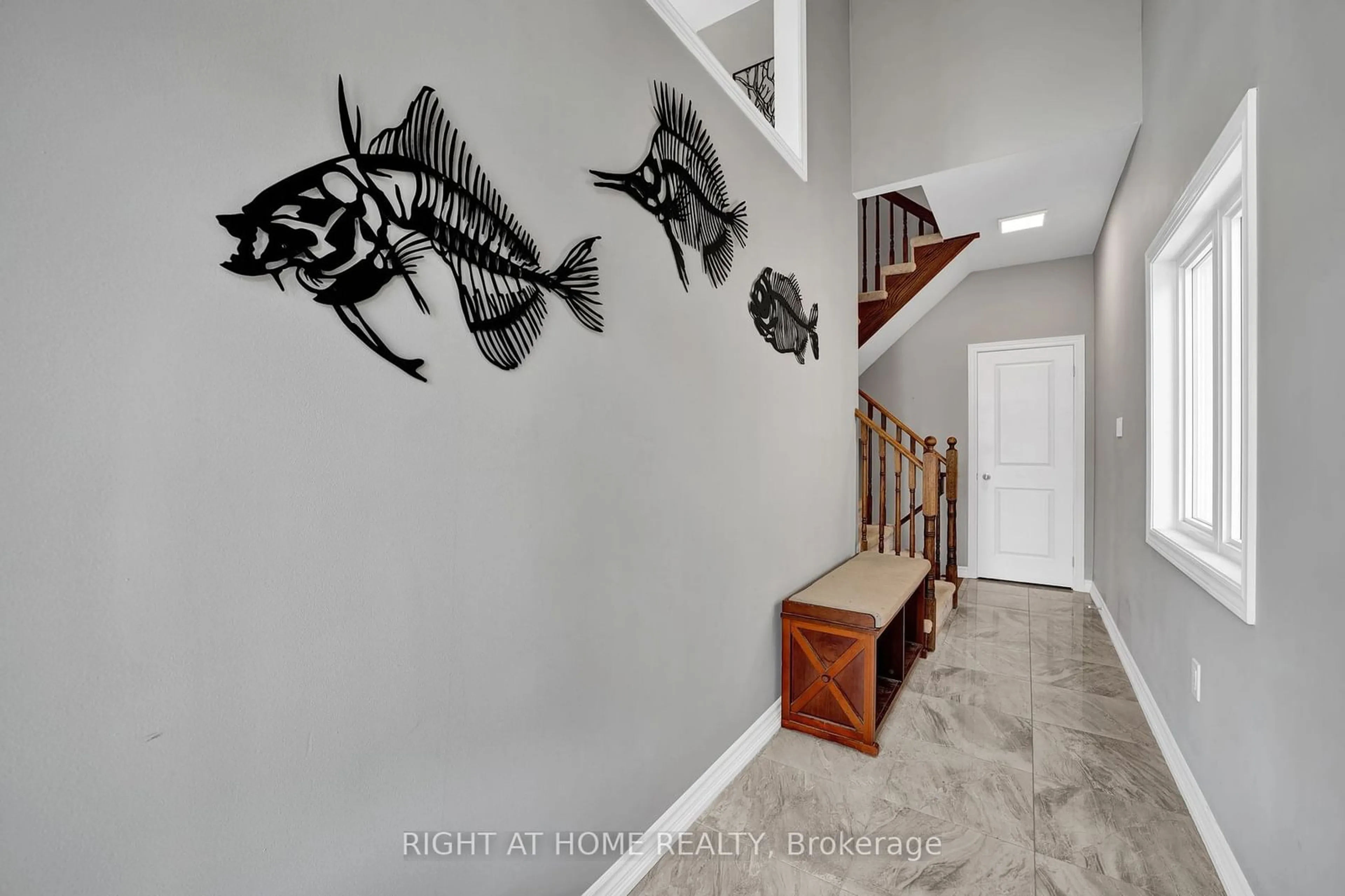 Indoor entryway for 40 Ridge Gate Cres, East Gwillimbury Ontario L0G 1M0