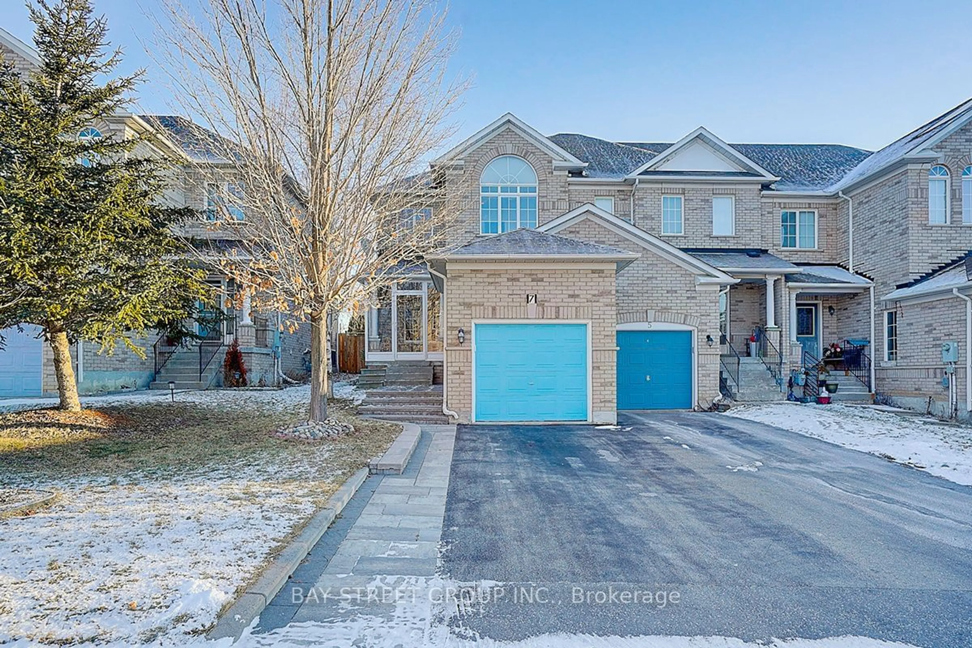 A pic from outside/outdoor area/front of a property/back of a property/a pic from drone, street for 7 Debonair St, Richmond Hill Ontario L4C 0R2