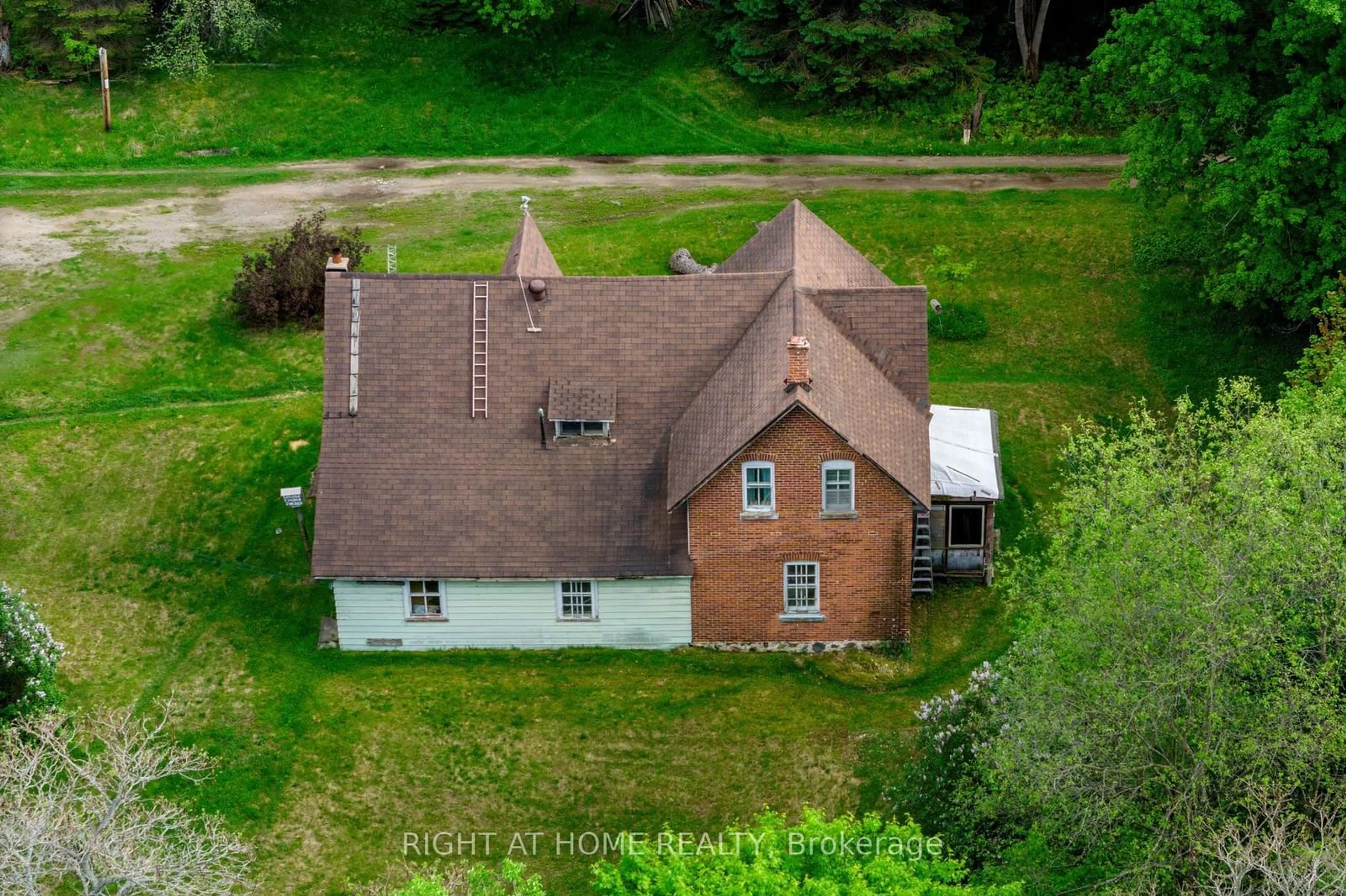 A pic from outside/outdoor area/front of a property/back of a property/a pic from drone, building for 8137 4TH Line, Essa Ontario L3W 0S5